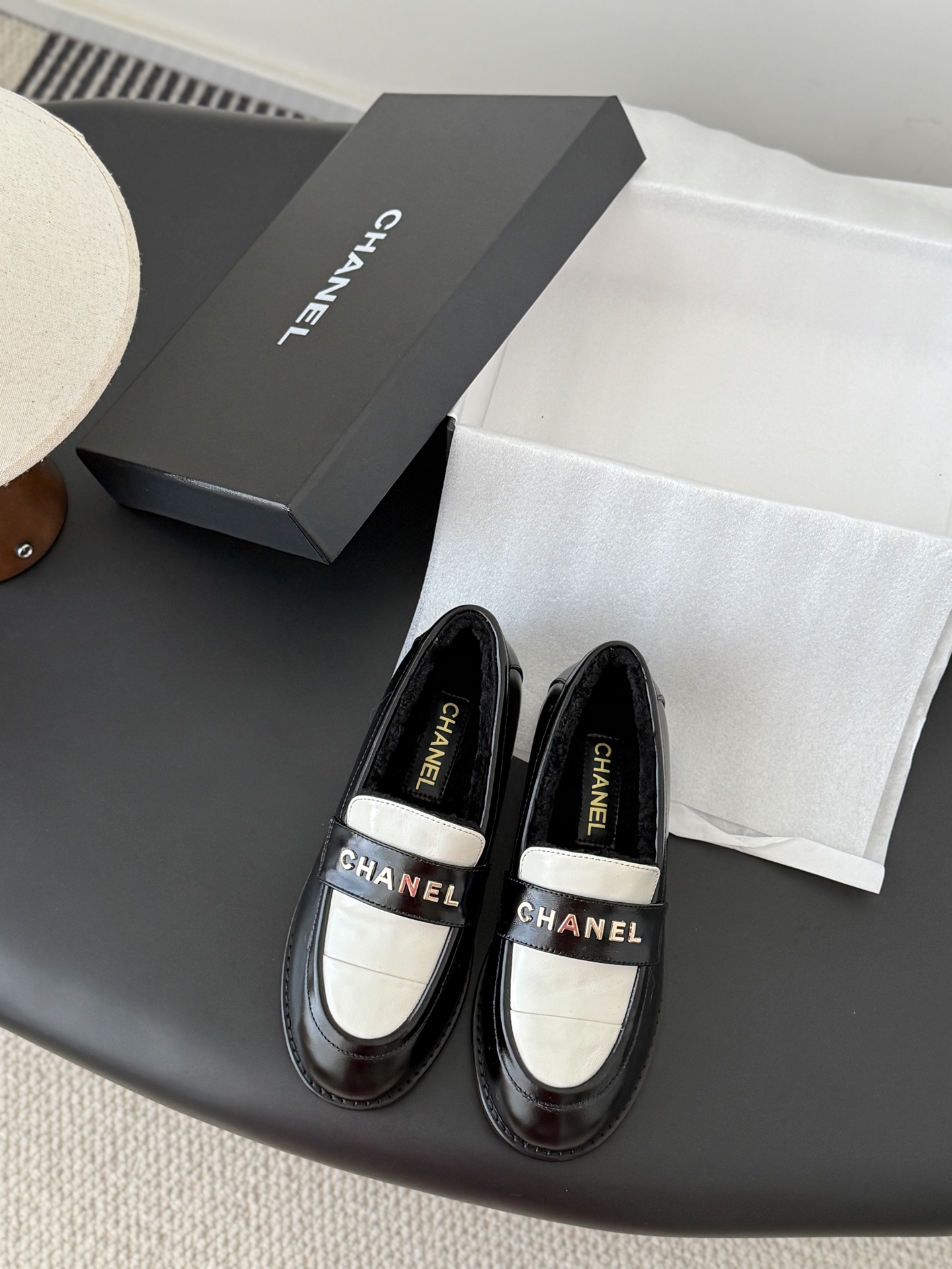 NO:558846,Chanel 25K new furry loafers for autumn and winter. Teddy fur shoes are very comfortable. Maillard brown is still very suitable for autumn and winter~ Suede upper, fur lining, leather outsole Size: 35-39 Other sizes are customized, loafers, chanel, loafers, chamois leather, Leather soles19860909Chanel 25K秋冬新款毛茸茸乐福鞋 泰迪毛毛鞋 很舒服诶 美拉德棕色还是很适合秋冬的～ 鞋面麂皮 内里皮毛一体 真皮大底 Size:35-39 其他码数定做,乐福鞋,chanel,loafers,chamois leather,Leather soles,Women's Shoes