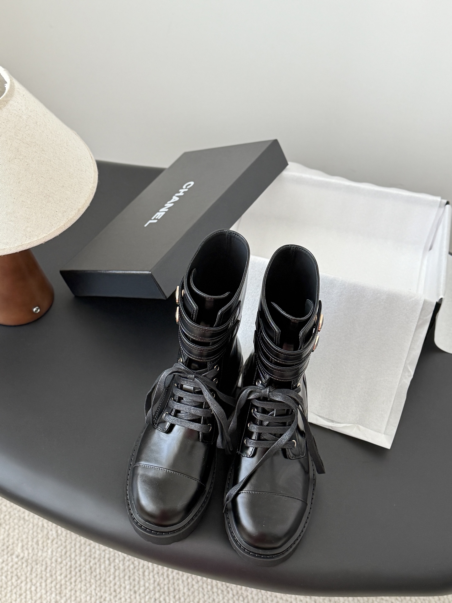 NO:558844,Chanel 25K new knight boots are timeless classics, an evergreen series of items in the shoe cabinet. Generally, you can buy more boots of this type~ It has the temperament of a celebrity and has a hint of casual retro. The small round toe splicing design has a very well controlled arc. It is not a rigid and sharp shoe shape. It should be soft, harmonious, durable and tasteful. The upper is customized with original lambskin, which is very soft, comfortable and not tight. The lining is imported sheepskin, which is super delicate and has 100% foot comfort.  Original outsole, high safety performance, 5cm heel height, thick heel design, visually elongated ratio ~ Size35-39 (40/41 customization is non-returnable and non-exchangeable), boots, chanel, boots, sheepskin19860909Chanel 25K新款骑士靴 永恒的经典 鞋柜里常青的系列单品 一般碰到这个类型的靴子可以多入哦～ 具有名媛气质 又带着一丝不经意的小复古 小小圆头拼接设计 弧度把控的非常到位 不是呆板尖锐的鞋型 它要柔和谐 耐看有品 鞋面定制原版小羊皮 非常柔软舒适不紧绷 内里进口羊皮 超细腻脚感舒适度百分百 原版大底大底 安全性能高 跟高5cm 粗跟设计 视觉拉长比例哦～ Size35-39（40/41定制不退不换）,靴子,chanel,boots,sheepskin,Women's Shoes