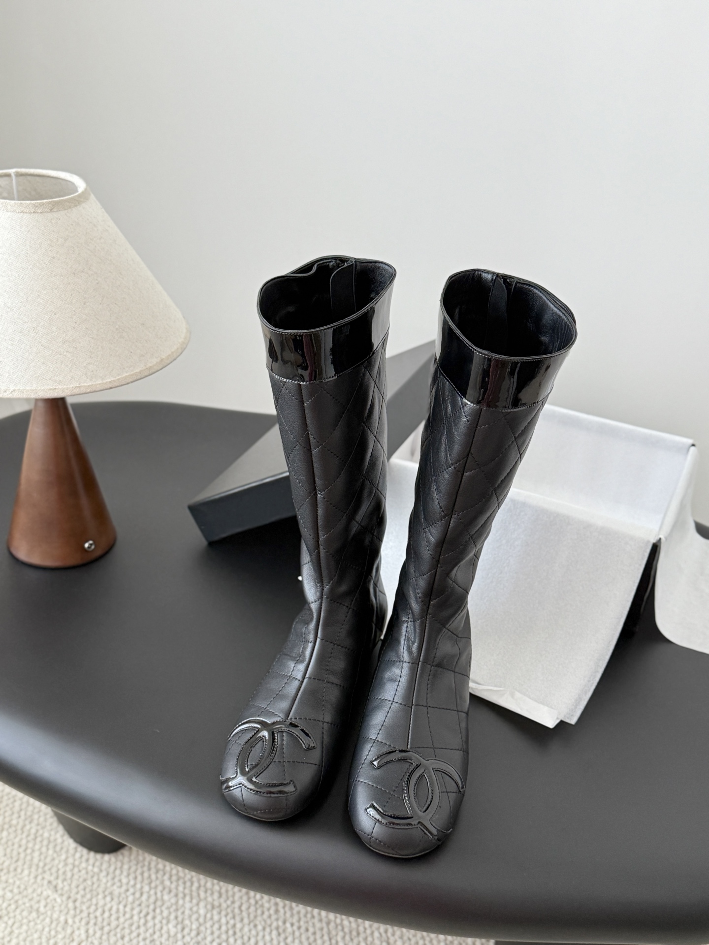 NO:560698,Chanel Vintage middle-aged Kangpeng series short boots are simple but not simple, the upper feet are particularly slim. The upper is cowhide, the lining is sheepskin, and the original outsole. Size: 35-39 Other sizes are customized, boots, chanel, boots, cowhide, sheepskin19860909Chanel Vintage中古康鹏系列短靴 简约而不简单的款,上脚特别显脚细. 鞋面牛皮,内里垫脚羊皮,原版大底. Size:35-39 其它码数定做,靴子,chanel,boots,cowhide,sheepskin,Women's Shoes