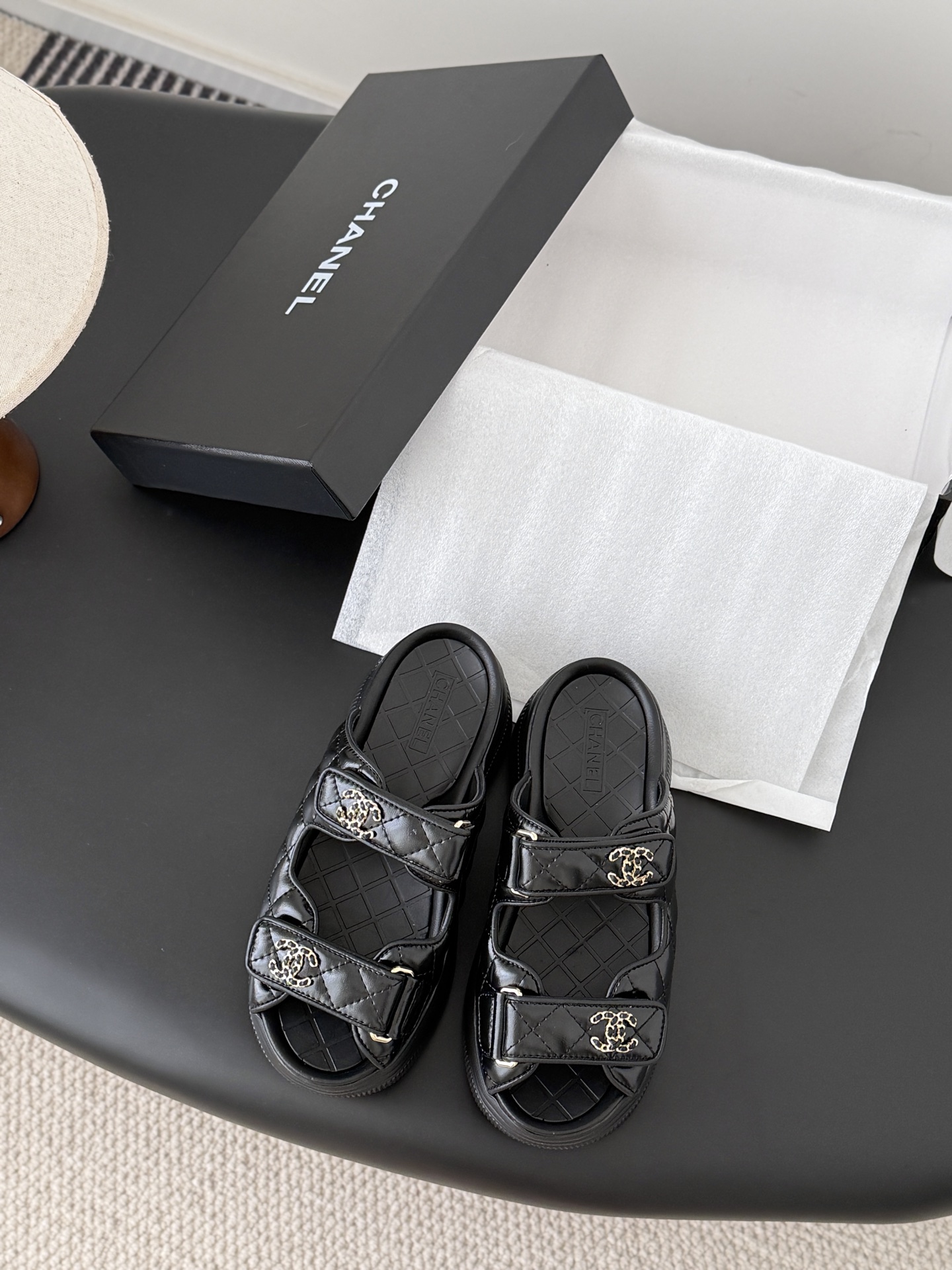 NO:558843,Chanel 25 new Velcro sandals thick bottom version!  Top quality matching goods!  I have all the colors at home!  The uppers are made of imported fabrics, the foot pads are lined with sheepskin, and the original hardware buckles are all equipped with top-quality counter packaging!  Size:35-39 Other sizes can be customized, slippers, chanel, sandals, slippers, sheepskin19860909Chanel 25新魔术贴凉鞋厚底版面！ 顶级对版货！ 所有的颜色我家都有！ 鞋面进口面料,垫脚内里羊皮,原版五金扣. 均配专柜顶级包装！ Size:35-39 其它码数定做,拖鞋,chanel,sandals,slippers,sheepskin,Women's Shoes