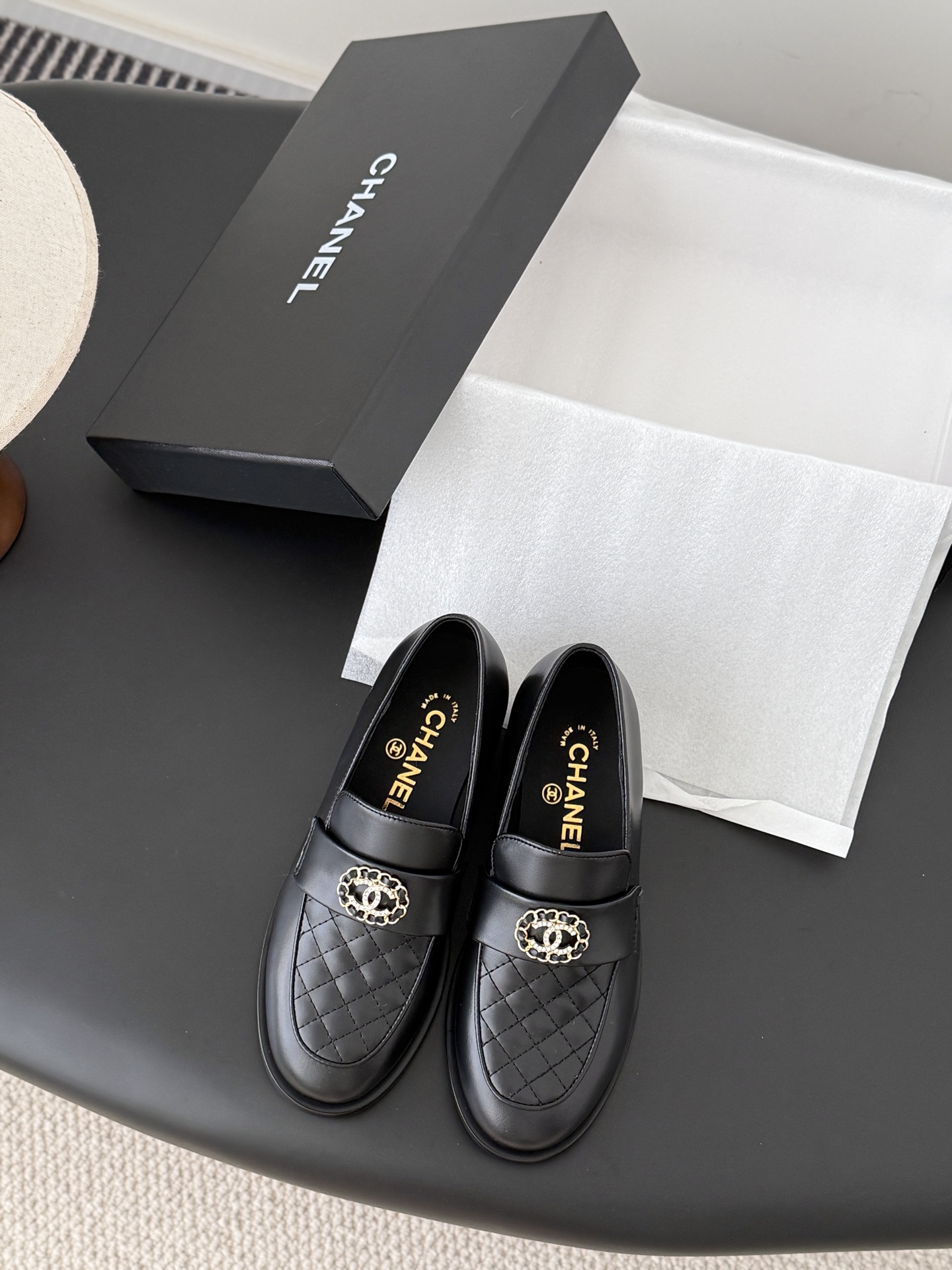 NO:560694,Chanel 25P new loafers, basic single shoe style, slender and elegant shape, small round toe, double C bag decoration on the top, simple but not simple and elegant!  Versatile temperament Cowhide upper, sheepskin lining, Italian genuine leather outsole Size35-39, other sizes customized, loafers, chanel, loafers, cowhide, sheepskin, Leather soles19860909Chanel 25P新款乐福鞋  基础单鞋样式鞋型修长秀气 小巧圆形圆头 顶端双C书包点缀 简约而不简单且不失优雅！百搭气质 鞋面牛皮 内里羊皮 意大利真皮大底 Size35-39 其他码数定做,乐福鞋,chanel,loafers,cowhide,sheepskin,Leather soles,Women's Shoes