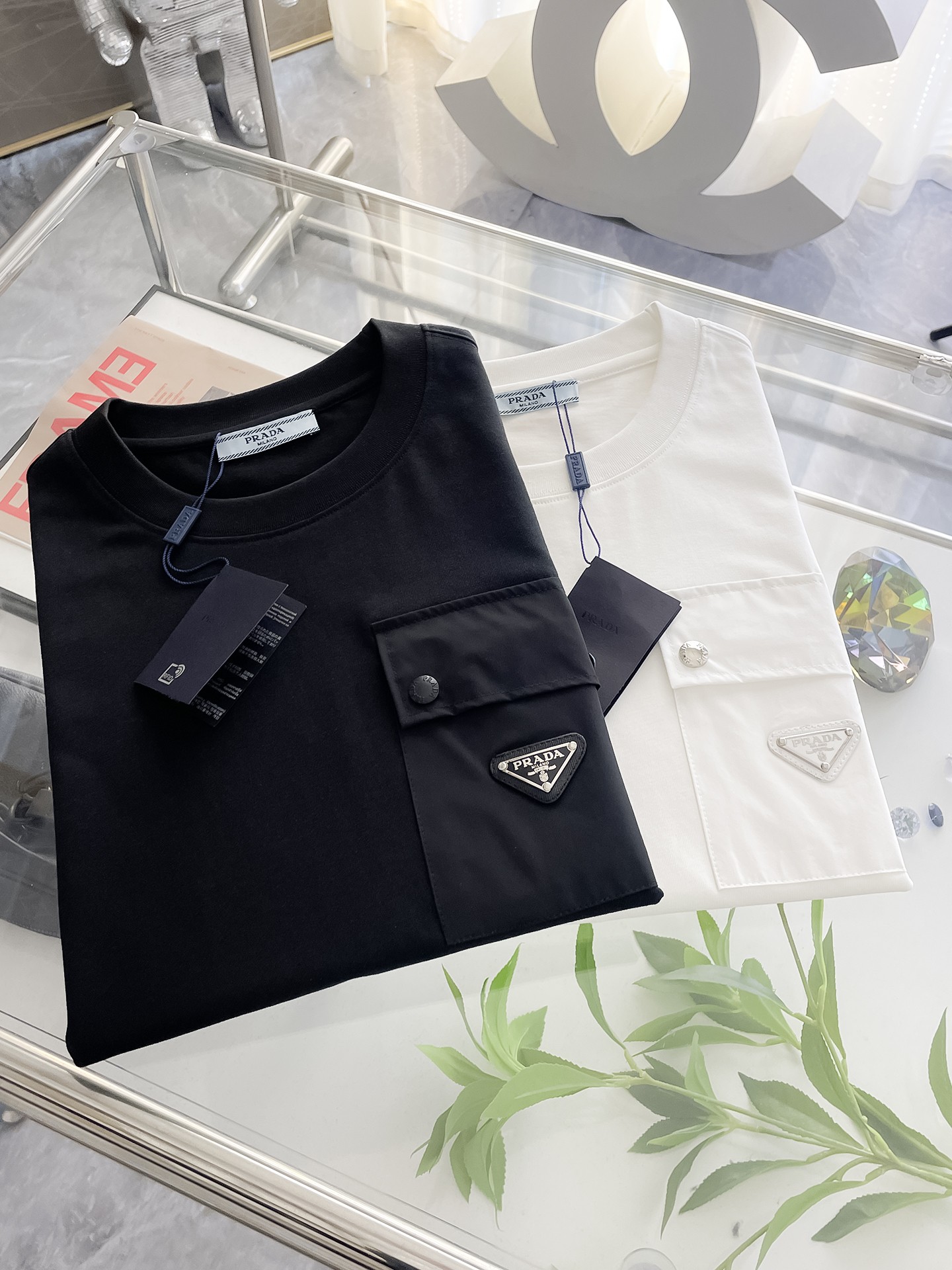 普拉达 高定面料 玉蚕丝般的丝滑 2025春夏新品上市🍃时尚经典圆领短袖👍🏻时尚单品设计，更加时尚舒适