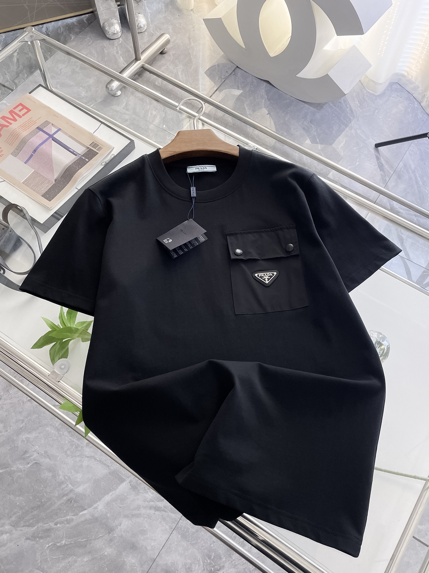  普拉达 高定面料 玉蚕丝般的丝滑 2025春夏新品上市🍃时尚经典圆领短袖👍🏻时尚单品设计，更加时尚舒适