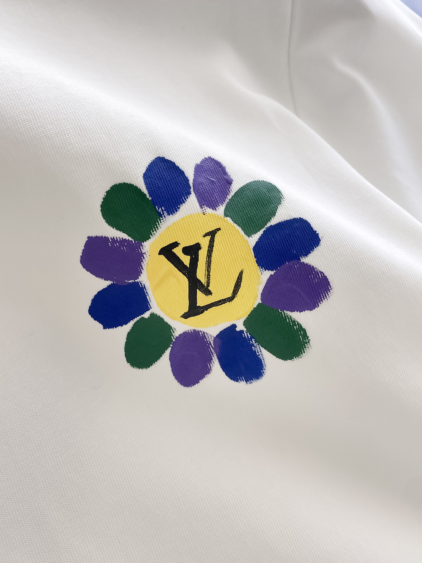  LV 高定面料 玉蚕丝般的丝滑 2025春夏新品上市🍃时尚经典圆领短袖👍🏻时尚单品设计，更加时尚舒适，