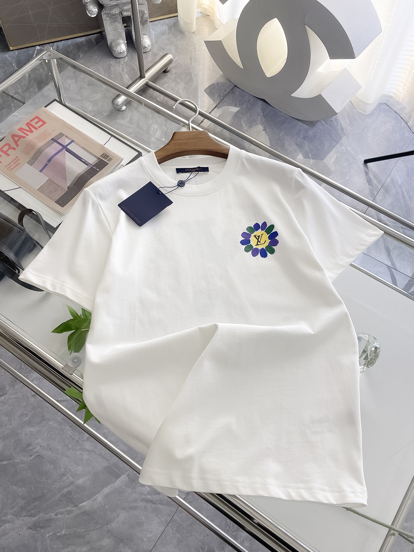  LV 高定面料 玉蚕丝般的丝滑 2025春夏新品上市🍃时尚经典圆领短袖👍🏻时尚单品设计，更加时尚舒适，