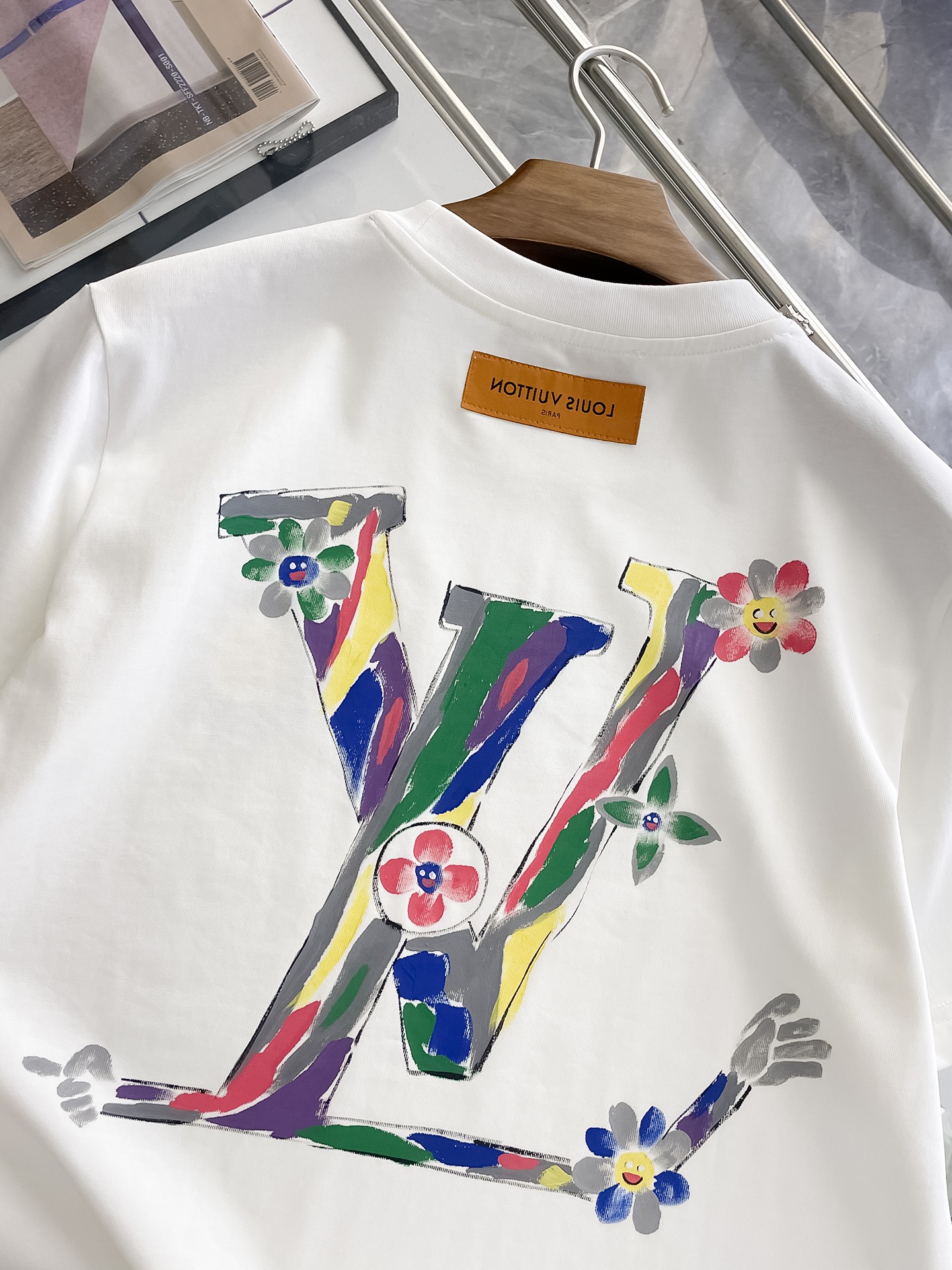  LV 高定面料 玉蚕丝般的丝滑 2025春夏新品上市🍃时尚经典圆领短袖👍🏻时尚单品设计，更加时尚舒适，