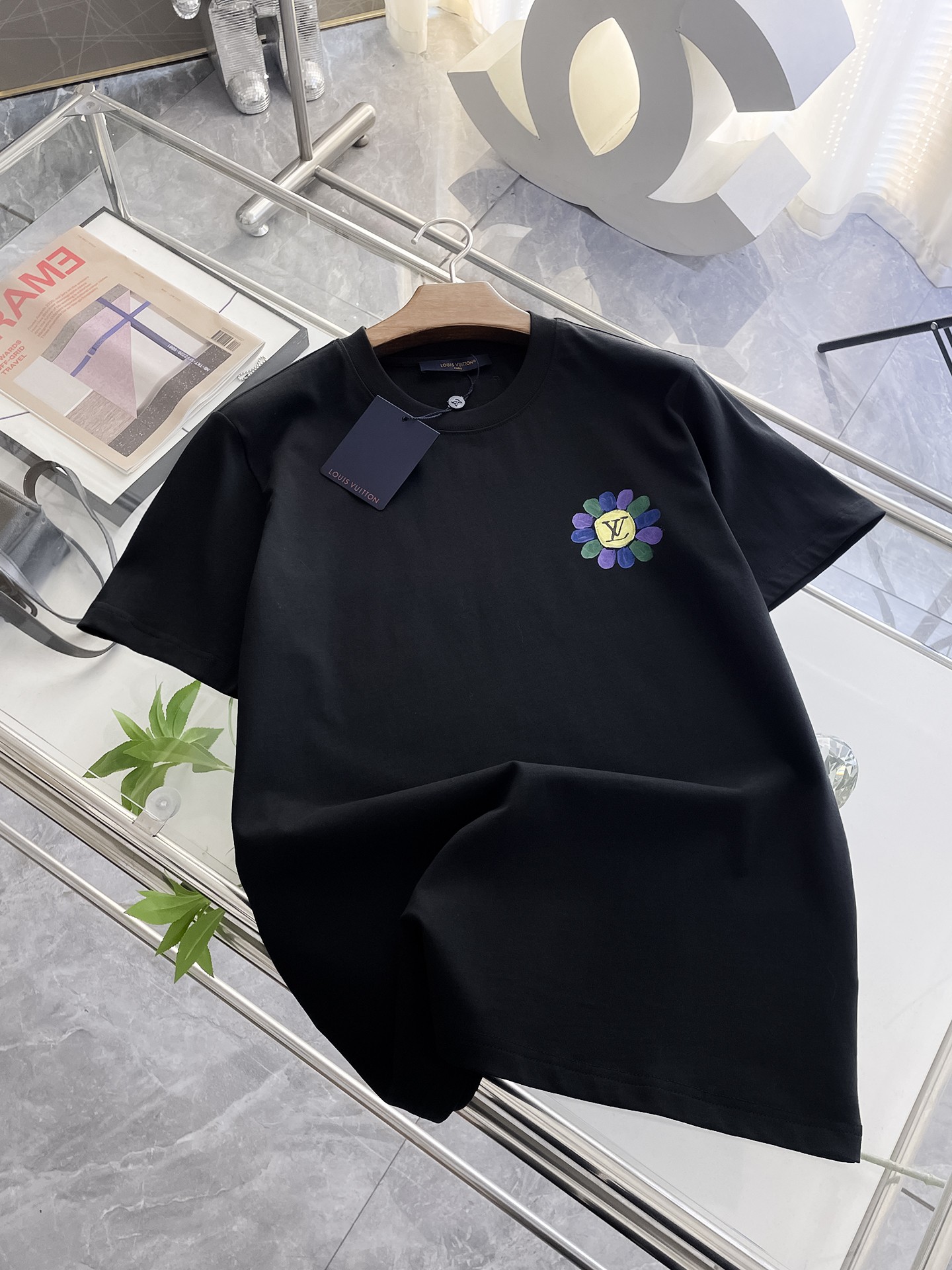  LV 高定面料 玉蚕丝般的丝滑 2025春夏新品上市🍃时尚经典圆领短袖👍🏻时尚单品设计，更加时尚舒适，