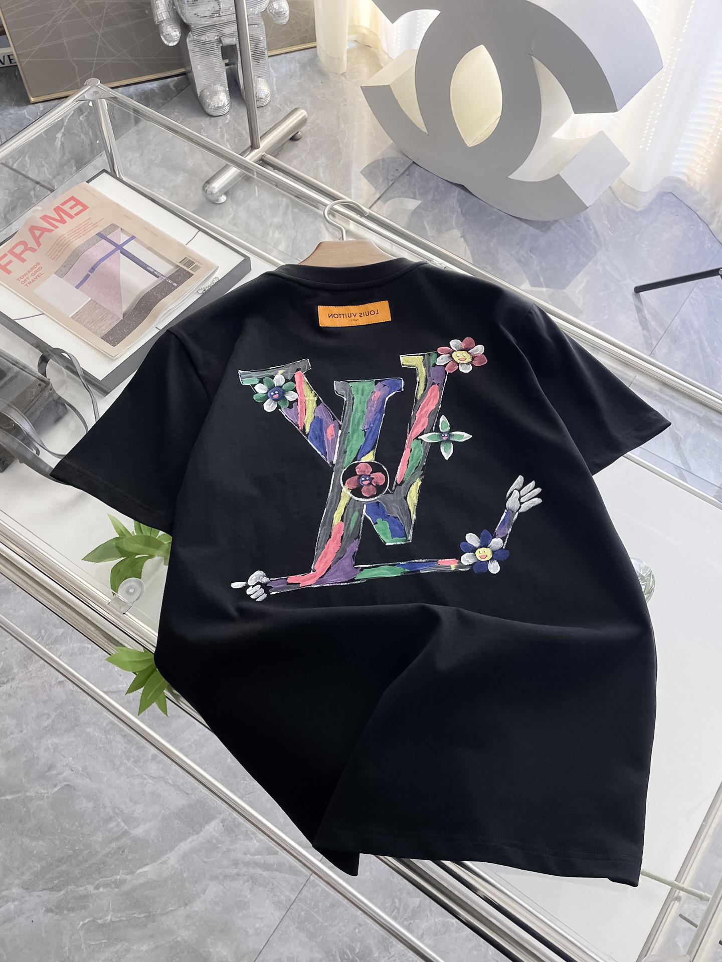  LV 高定面料 玉蚕丝般的丝滑 2025春夏新品上市🍃时尚经典圆领短袖👍🏻时尚单品设计，更加时尚舒适，