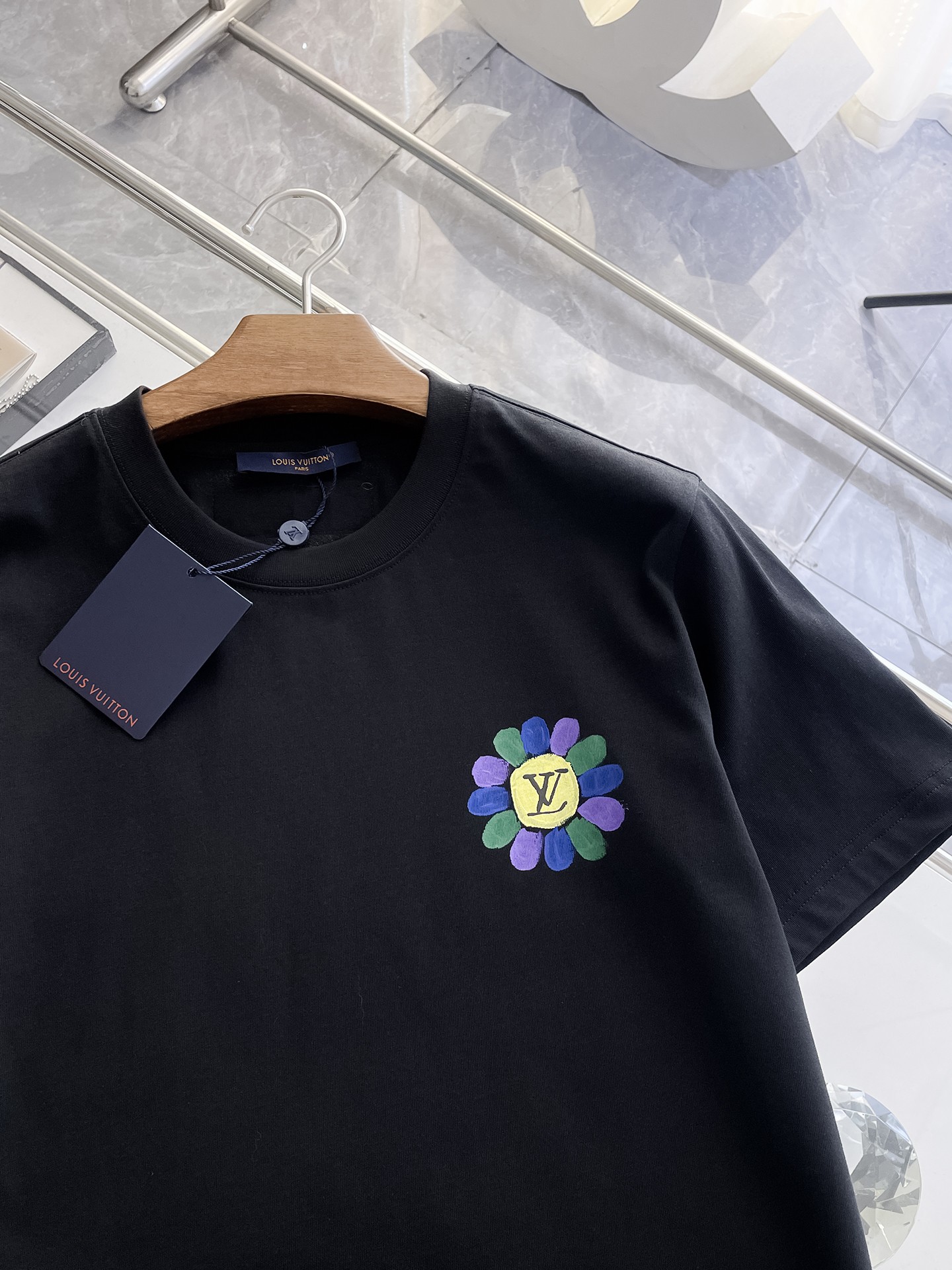  LV 高定面料 玉蚕丝般的丝滑 2025春夏新品上市🍃时尚经典圆领短袖👍🏻时尚单品设计，更加时尚舒适，