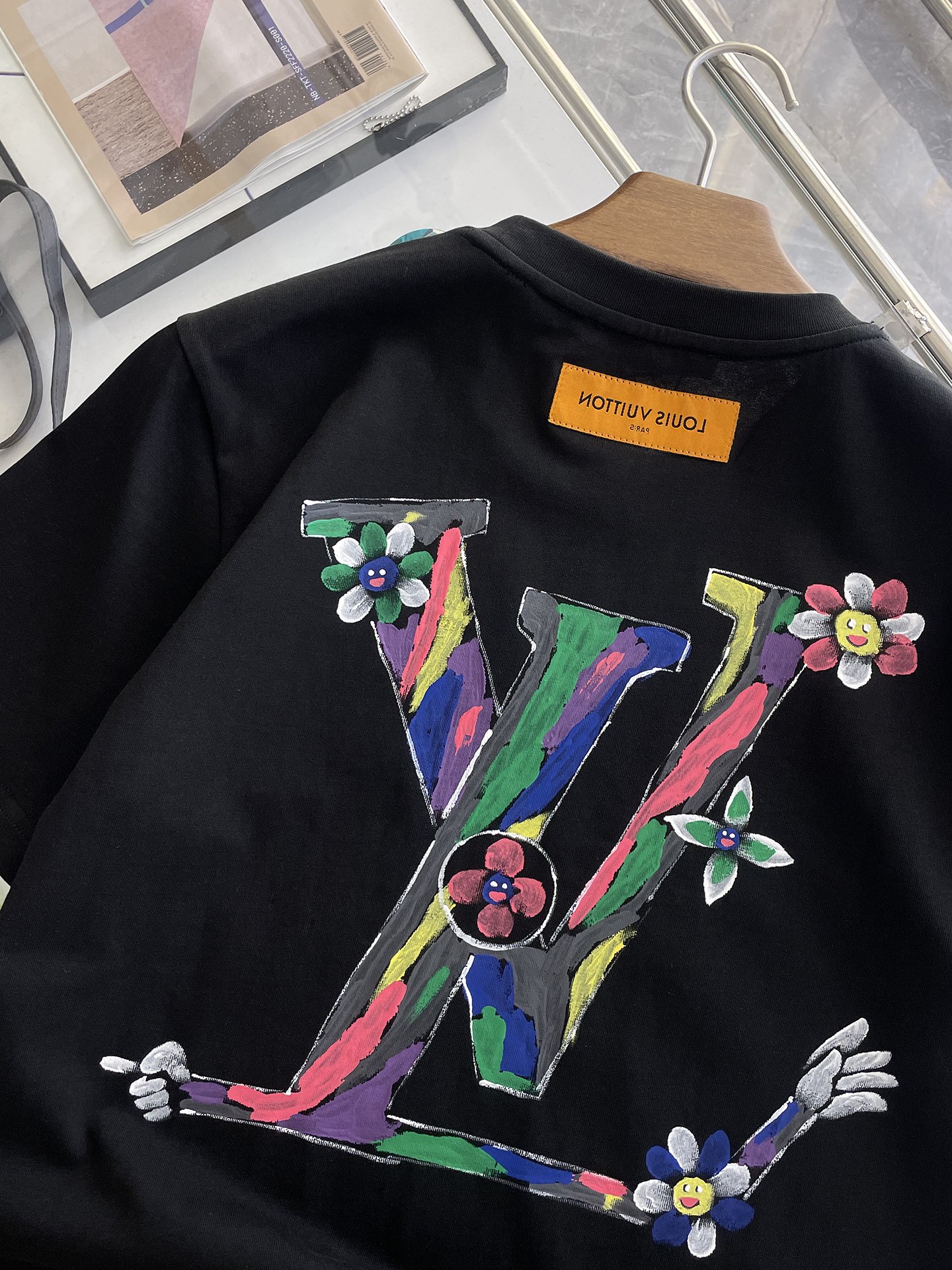  LV 高定面料 玉蚕丝般的丝滑 2025春夏新品上市🍃时尚经典圆领短袖👍🏻时尚单品设计，更加时尚舒适，