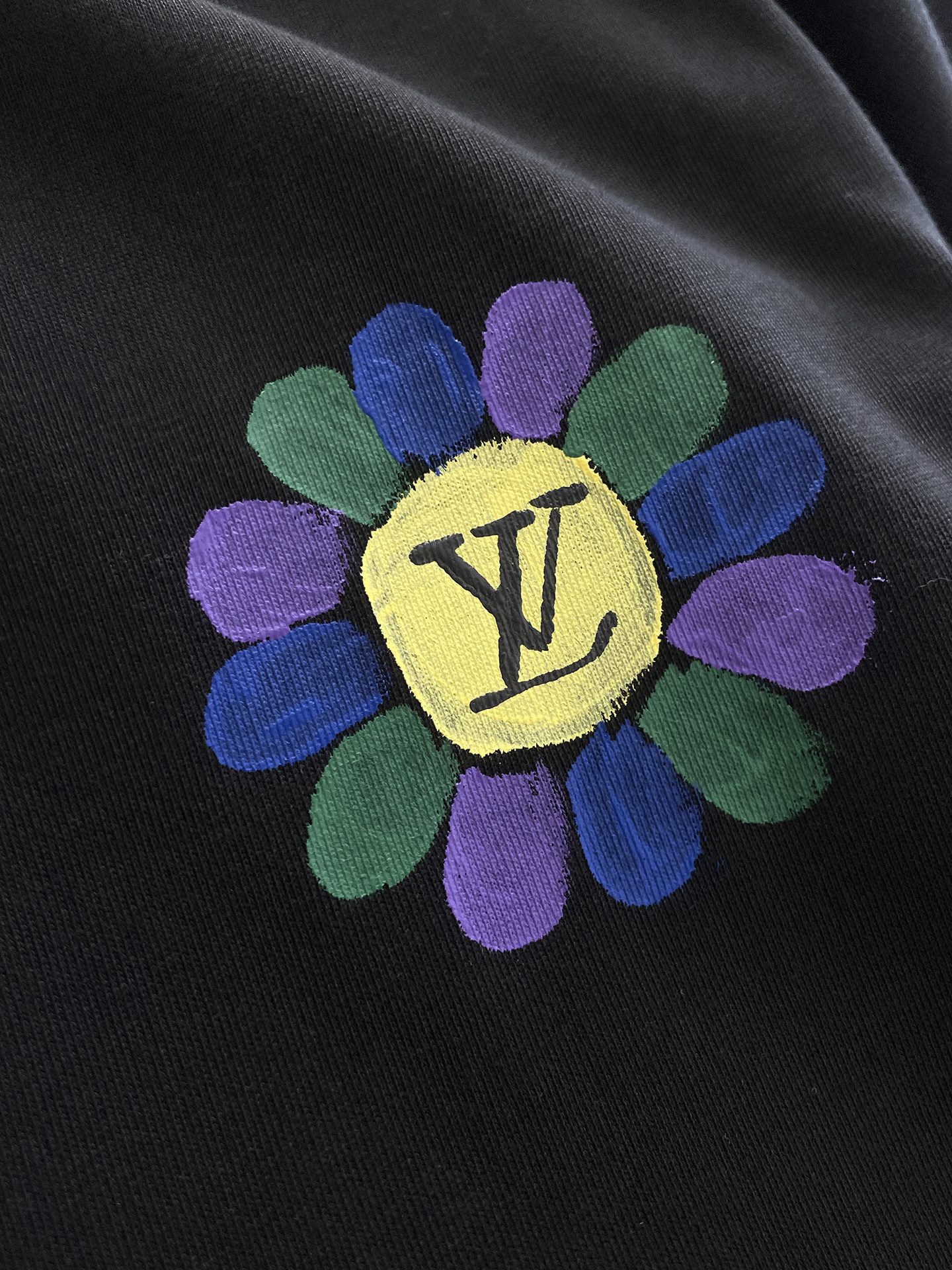  LV 高定面料 玉蚕丝般的丝滑 2025春夏新品上市🍃时尚经典圆领短袖👍🏻时尚单品设计，更加时尚舒适，