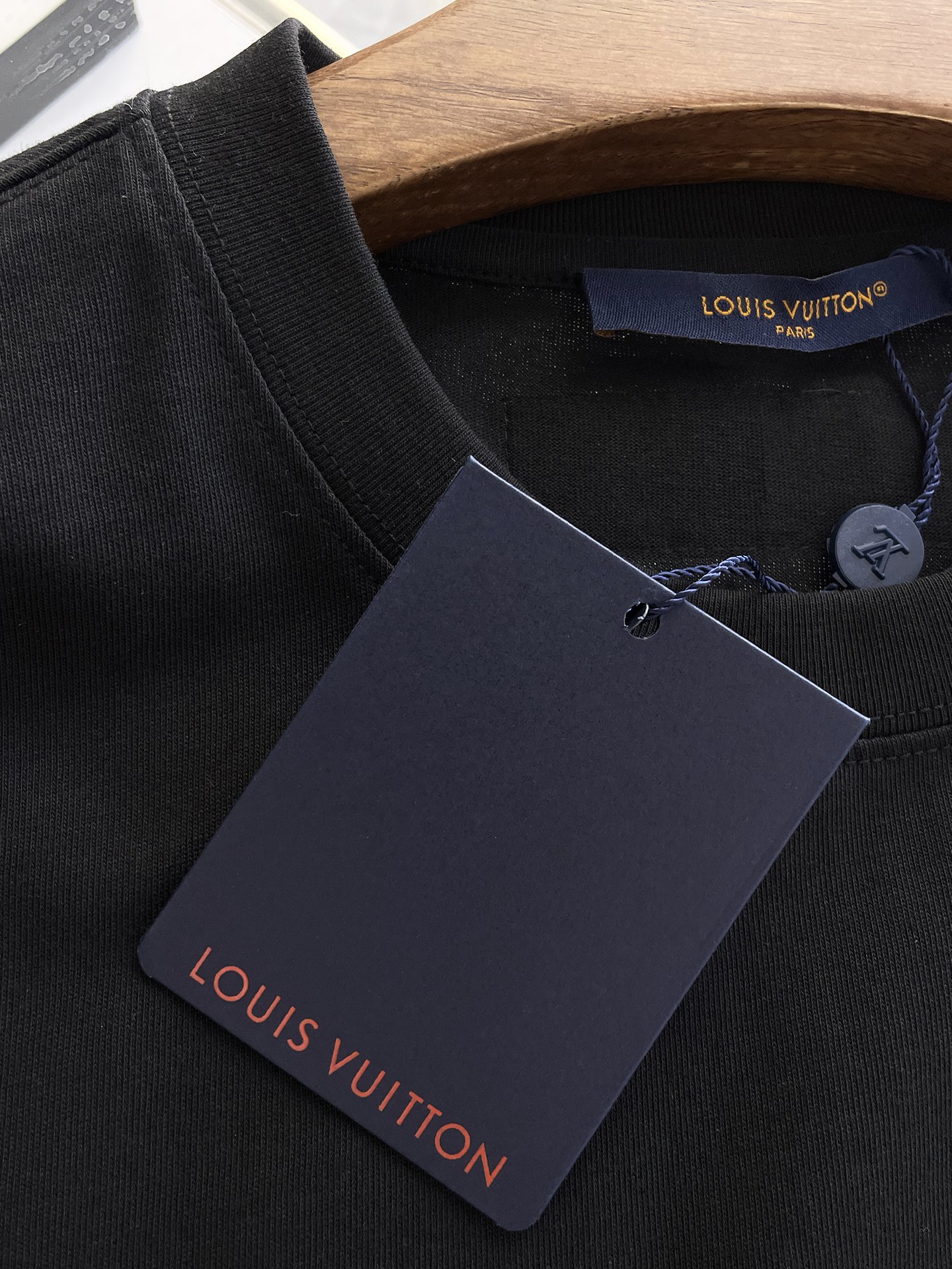  LV 高定面料 玉蚕丝般的丝滑 2025春夏新品上市🍃时尚经典圆领短袖👍🏻时尚单品设计，更加时尚舒适，