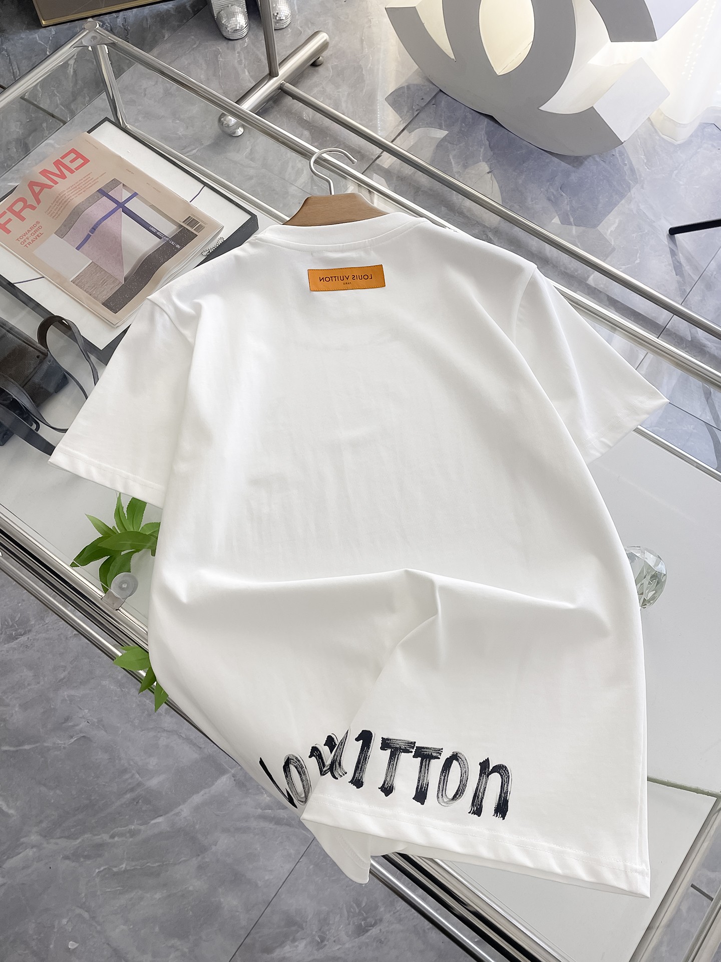  LV 高定面料 玉蚕丝般的丝滑 2025春夏新品上市🍃时尚经典圆领短袖👍🏻时尚单品设计，更加时尚舒适，