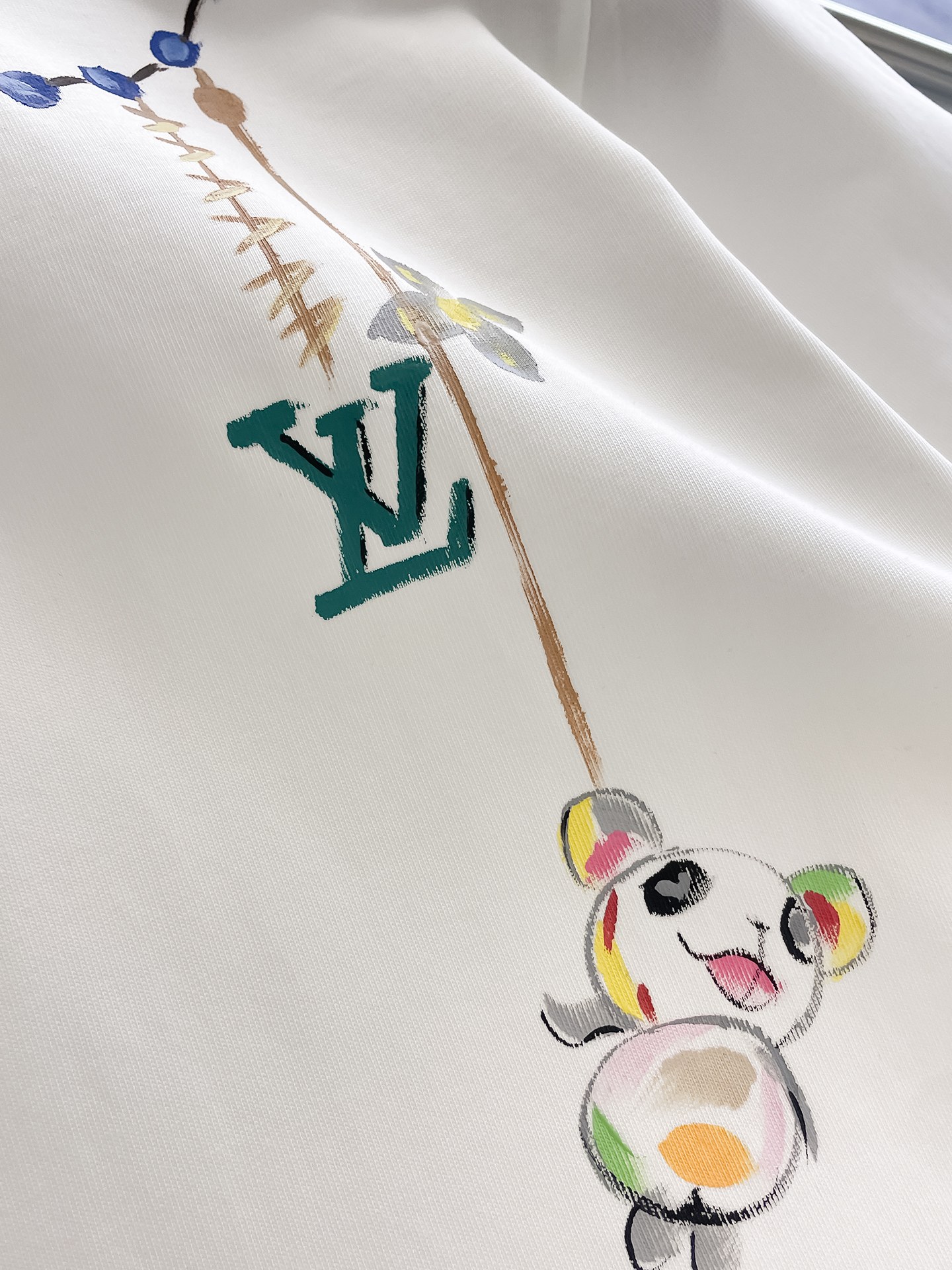  LV 高定面料 玉蚕丝般的丝滑 2025春夏新品上市🍃时尚经典圆领短袖👍🏻时尚单品设计，更加时尚舒适，