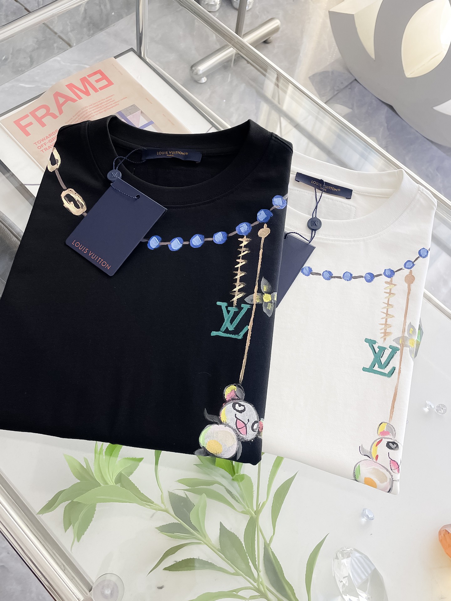  LV 高定面料 玉蚕丝般的丝滑 2025春夏新品上市🍃时尚经典圆领短袖👍🏻时尚单品设计，更加时尚舒适，