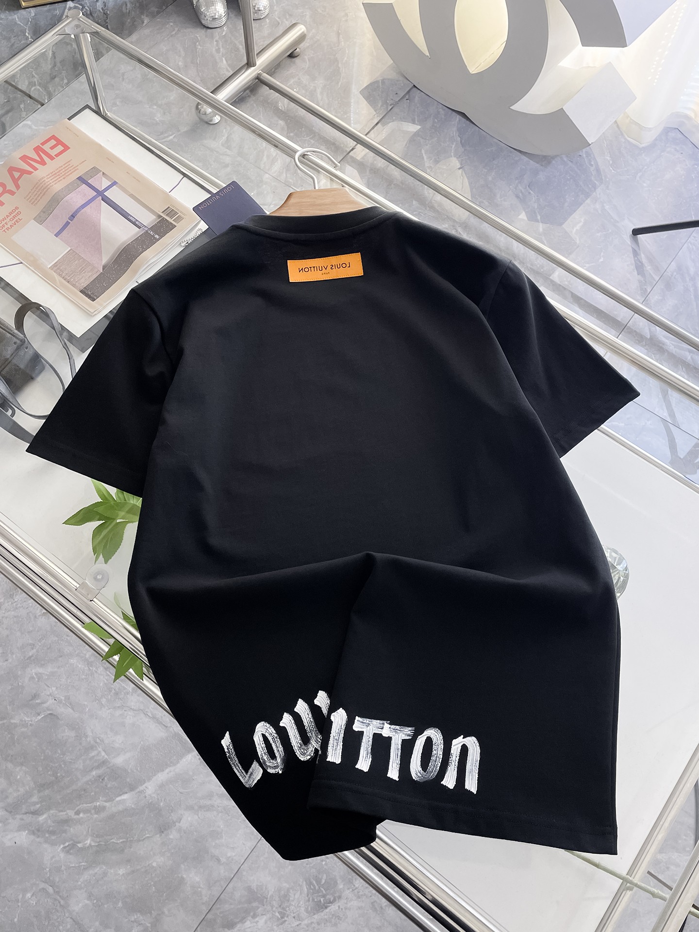  LV 高定面料 玉蚕丝般的丝滑 2025春夏新品上市🍃时尚经典圆领短袖👍🏻时尚单品设计，更加时尚舒适，