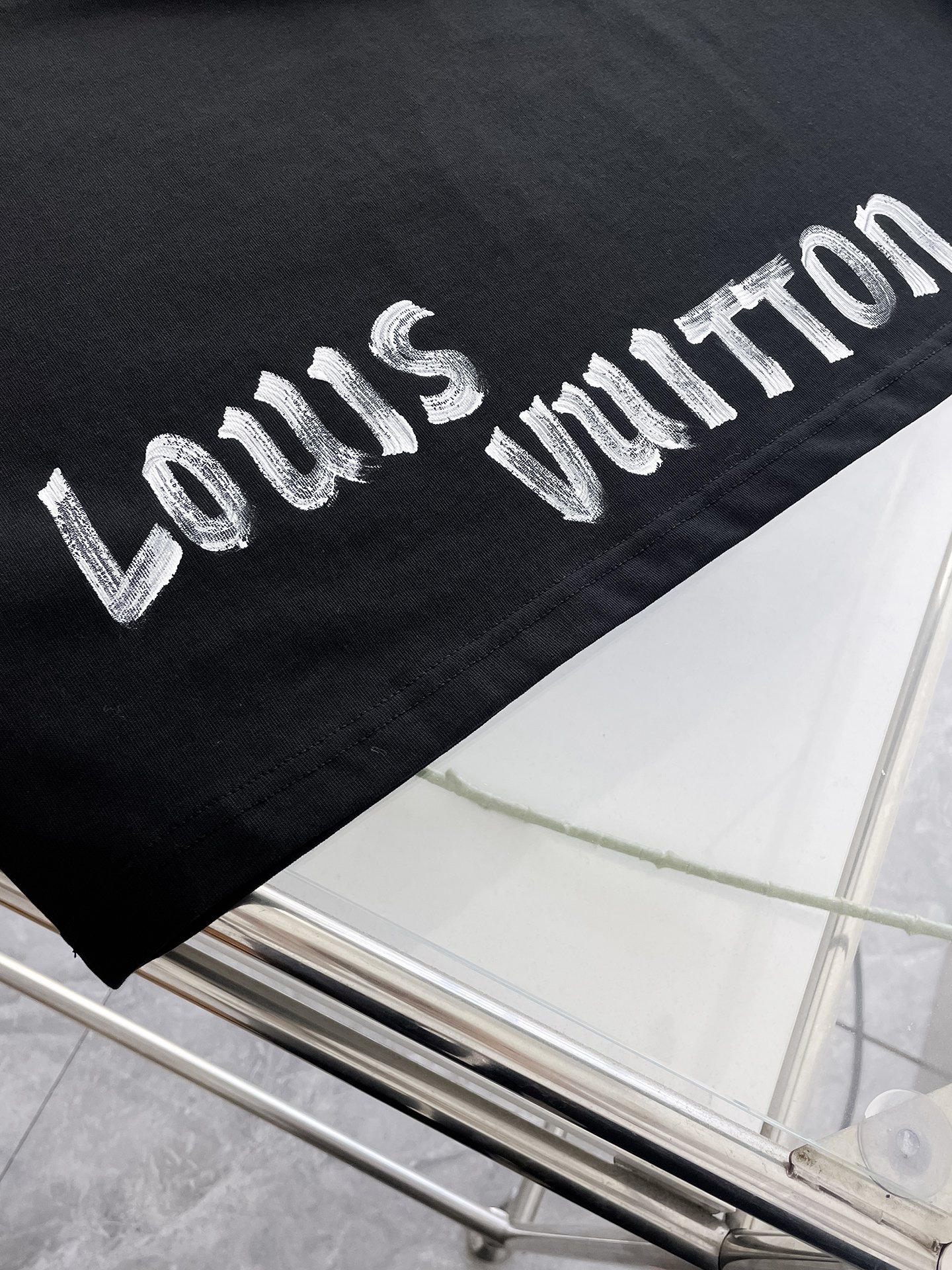  LV 高定面料 玉蚕丝般的丝滑 2025春夏新品上市🍃时尚经典圆领短袖👍🏻时尚单品设计，更加时尚舒适，