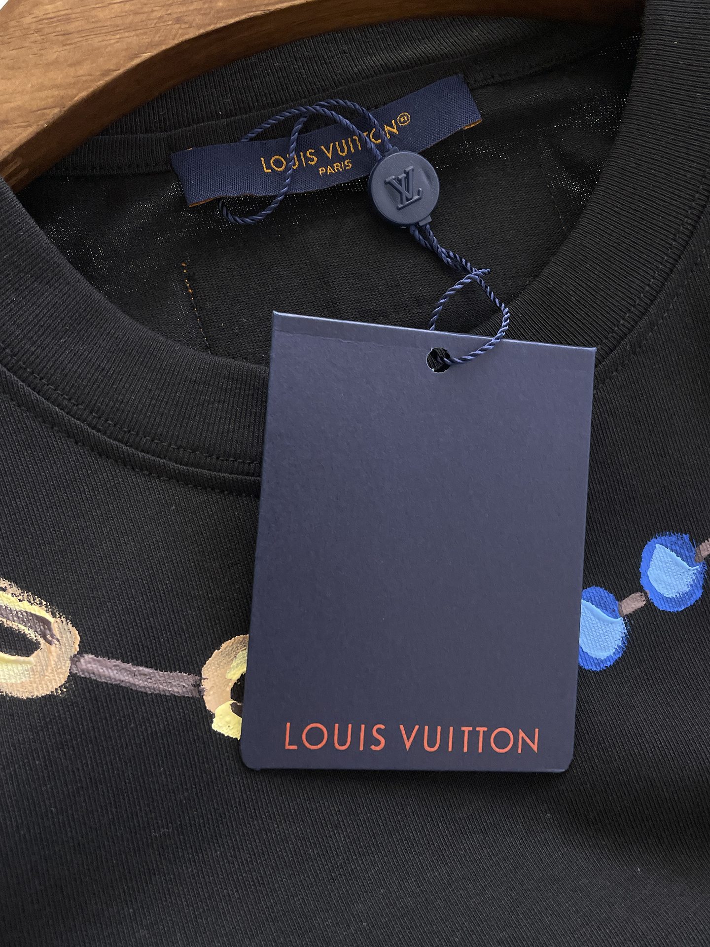  LV 高定面料 玉蚕丝般的丝滑 2025春夏新品上市🍃时尚经典圆领短袖👍🏻时尚单品设计，更加时尚舒适，