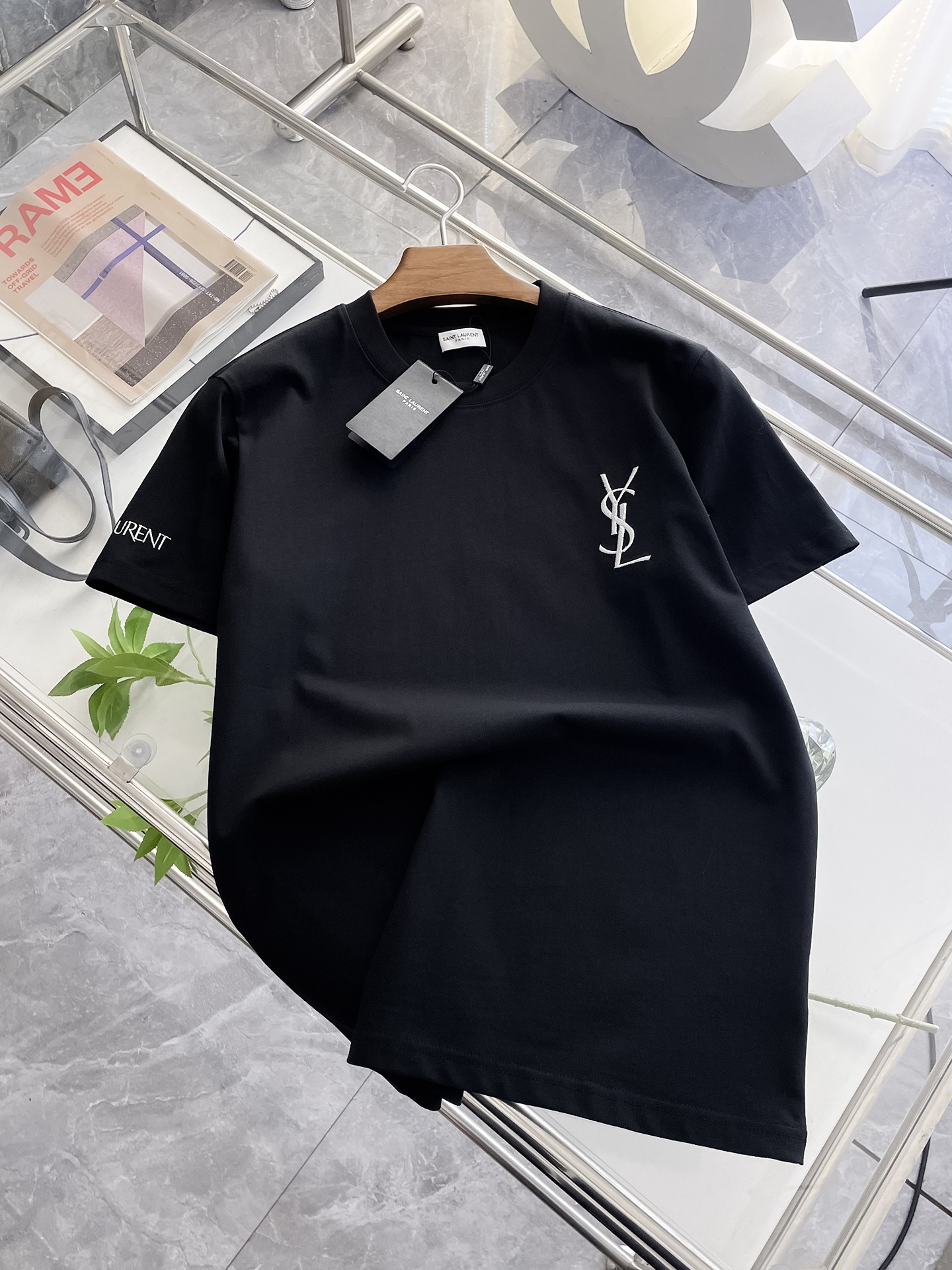  圣罗兰 高定面料 玉蚕丝般的丝滑 2025春夏新品上市🍃时尚经典圆领短袖👍🏻时尚单品设计，更加时尚舒适