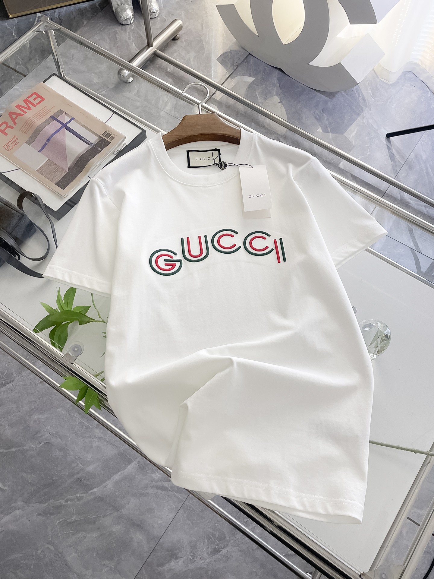   GUCCI古驰 新款短袖 日常出门闭眼搭定制丝光弹力棉面料短袖T恤 魅力在于创造了简约奢华感的时尚,
