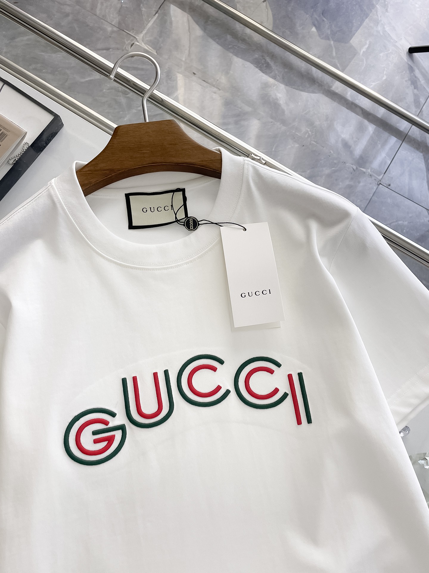   GUCCI古驰 新款短袖 日常出门闭眼搭定制丝光弹力棉面料短袖T恤 魅力在于创造了简约奢华感的时尚,