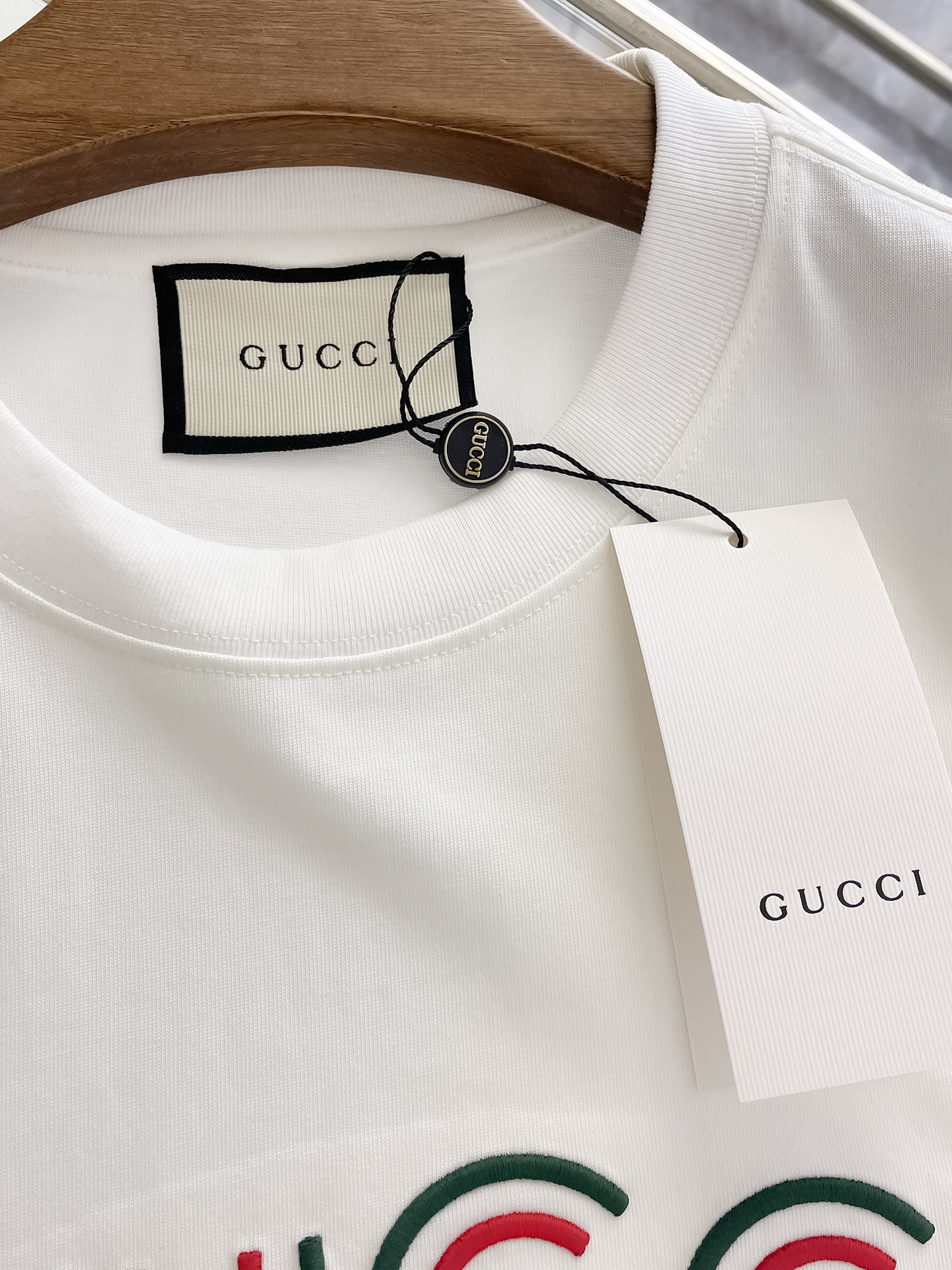   GUCCI古驰 新款短袖 日常出门闭眼搭定制丝光弹力棉面料短袖T恤 魅力在于创造了简约奢华感的时尚,