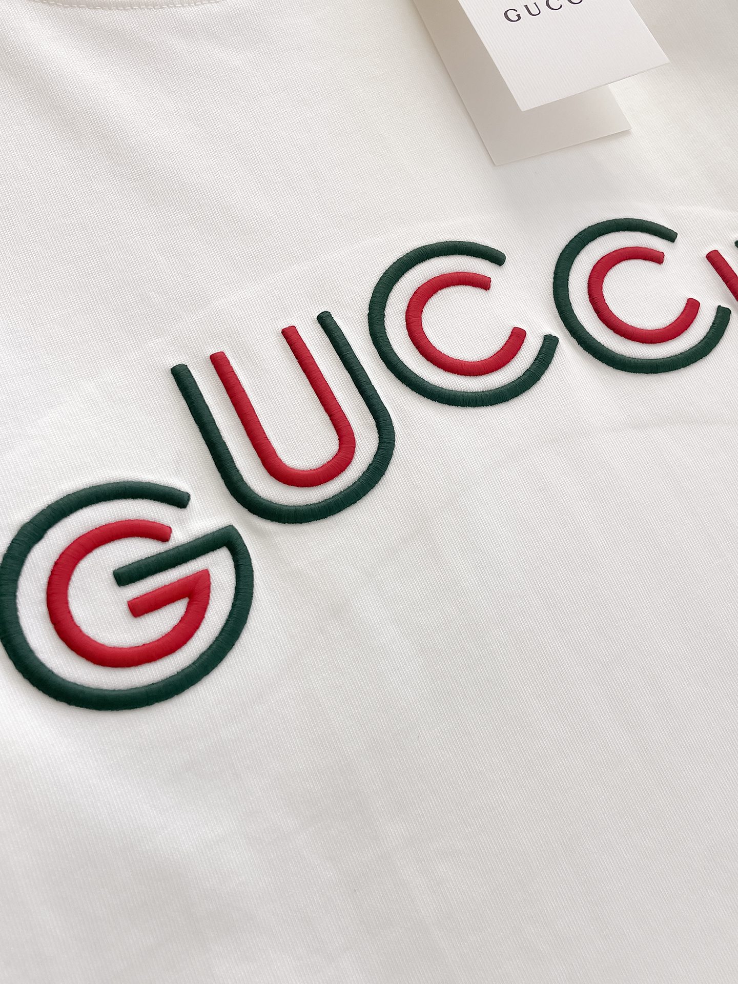   GUCCI古驰 新款短袖 日常出门闭眼搭定制丝光弹力棉面料短袖T恤 魅力在于创造了简约奢华感的时尚,