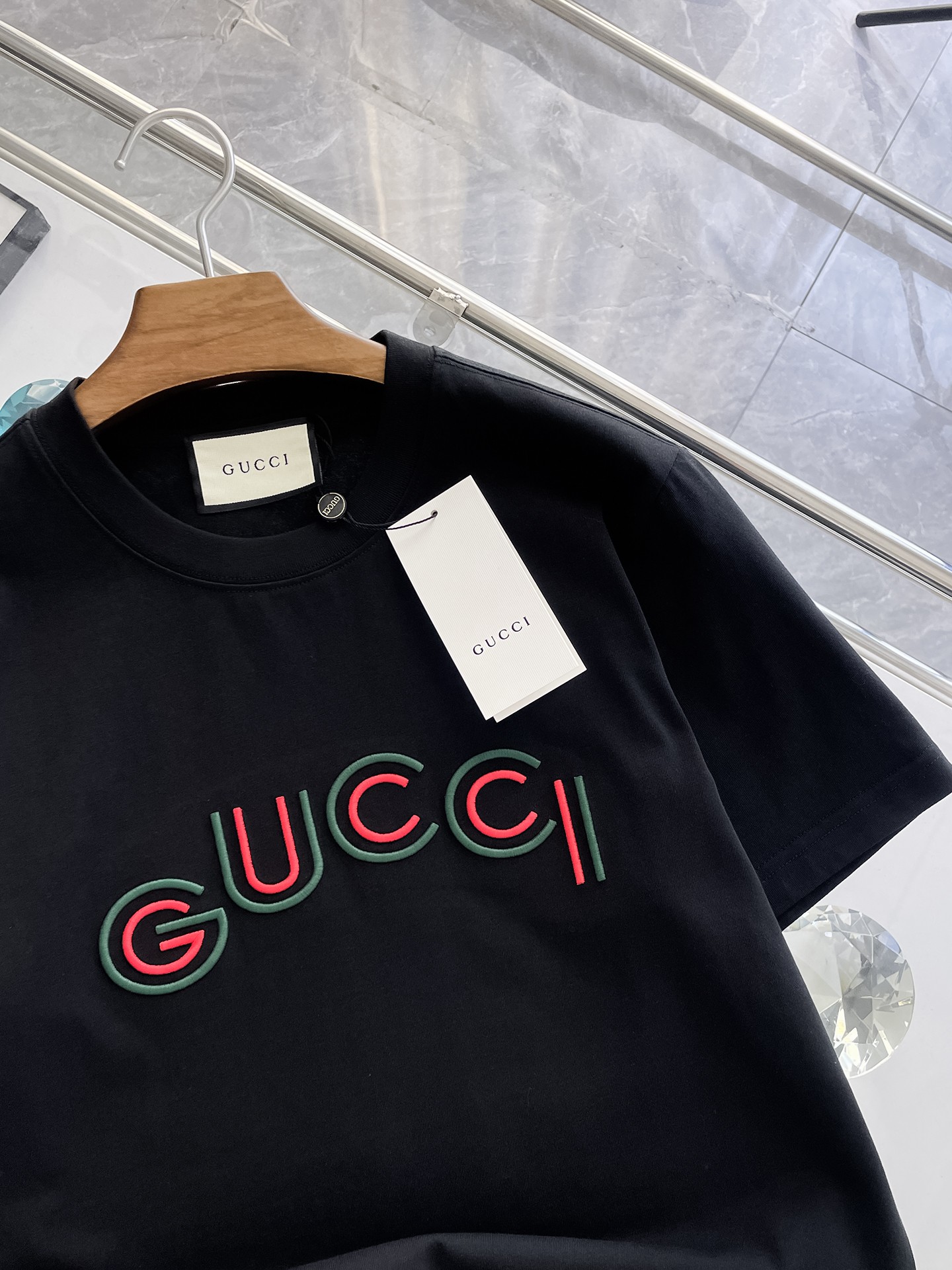   GUCCI古驰 新款短袖 日常出门闭眼搭定制丝光弹力棉面料短袖T恤 魅力在于创造了简约奢华感的时尚,