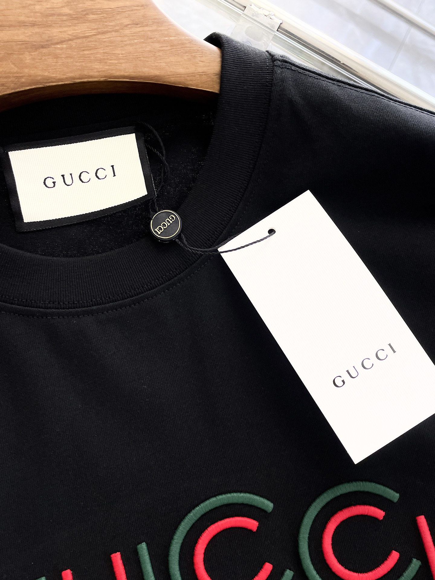   GUCCI古驰 新款短袖 日常出门闭眼搭定制丝光弹力棉面料短袖T恤 魅力在于创造了简约奢华感的时尚,