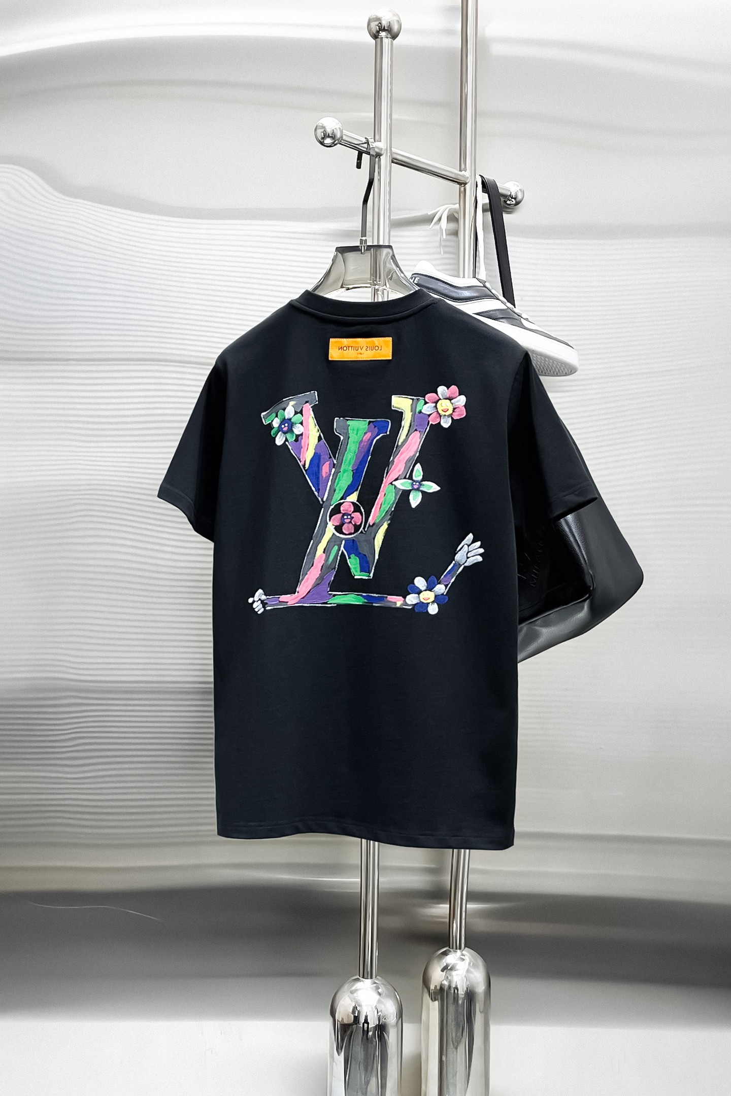  LV 高定面料 玉蚕丝般的丝滑 2025春夏新品上市🍃时尚经典圆领短袖👍🏻时尚单品设计，更加时尚舒适，