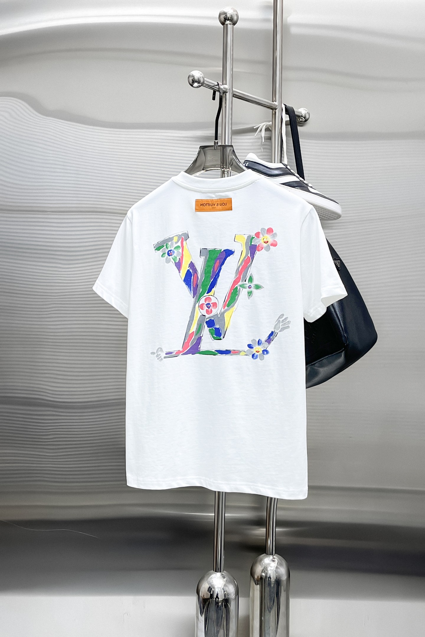  LV 高定面料 玉蚕丝般的丝滑 2025春夏新品上市🍃时尚经典圆领短袖👍🏻时尚单品设计，更加时尚舒适，