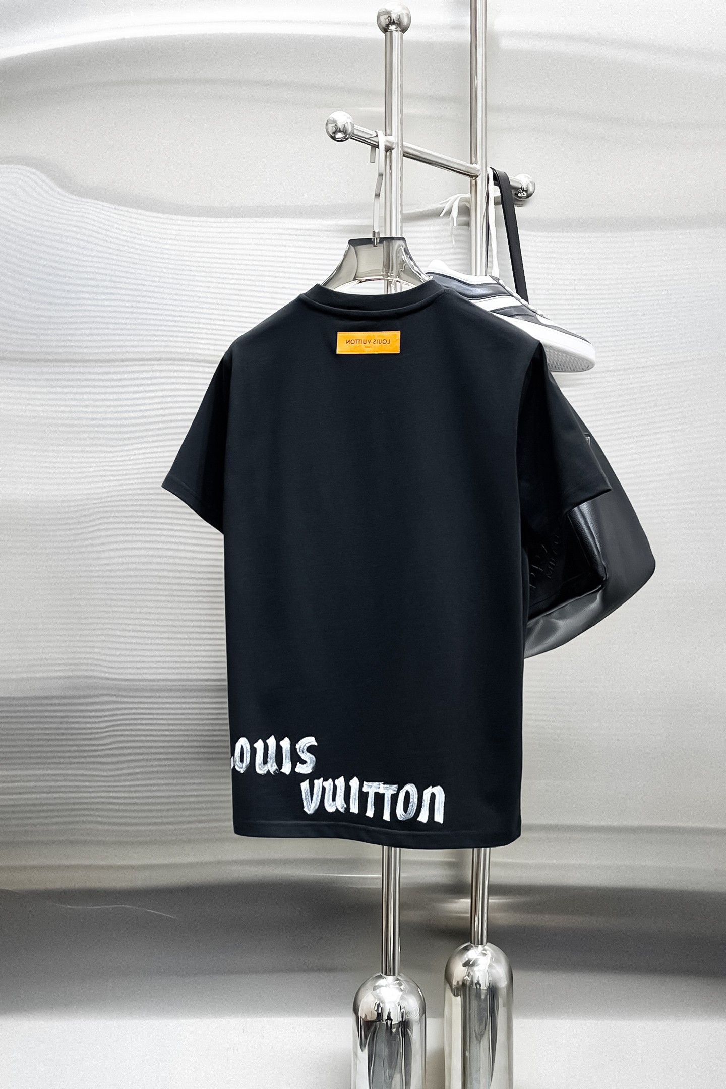  LV 高定面料 玉蚕丝般的丝滑 2025春夏新品上市🍃时尚经典圆领短袖👍🏻时尚单品设计，更加时尚舒适，