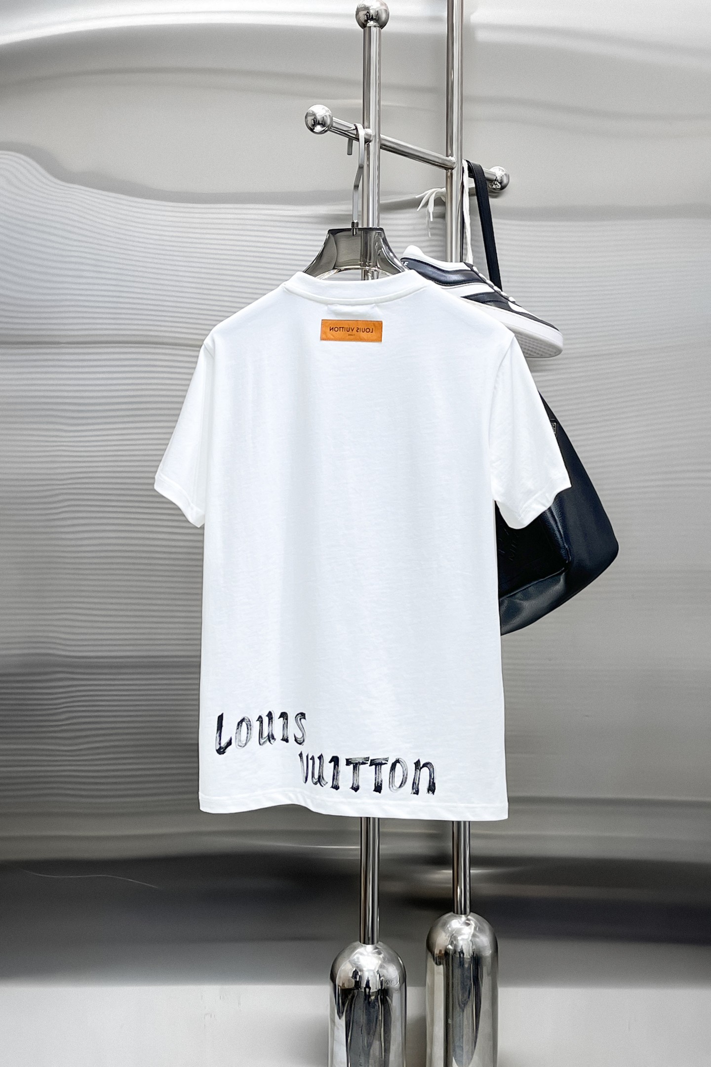  LV 高定面料 玉蚕丝般的丝滑 2025春夏新品上市🍃时尚经典圆领短袖👍🏻时尚单品设计，更加时尚舒适，