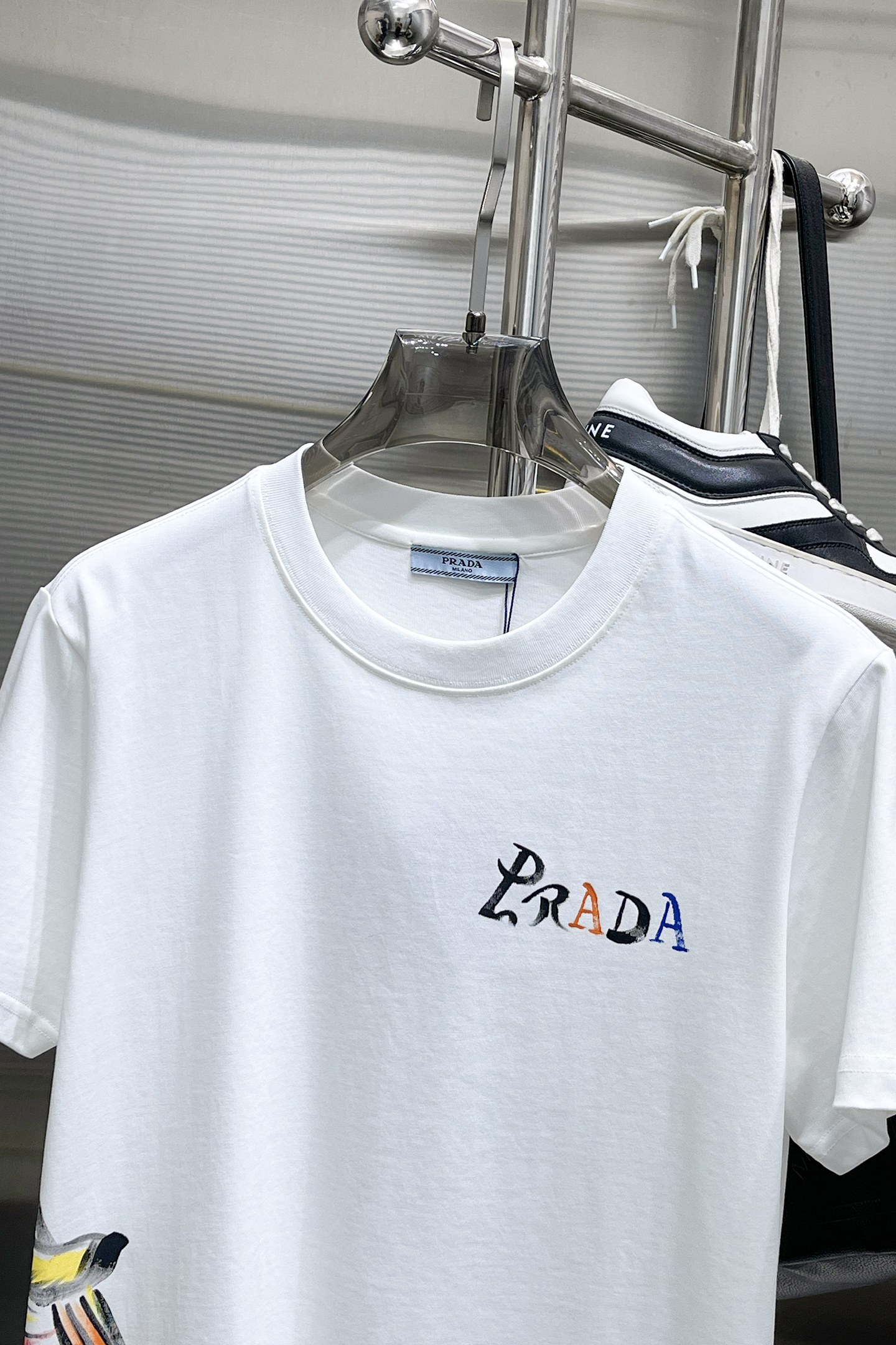 普拉达 高定面料 玉蚕丝般的丝滑 2025春夏新品上市🍃时尚经典圆领短袖👍🏻时尚单品设计，更加时尚舒适