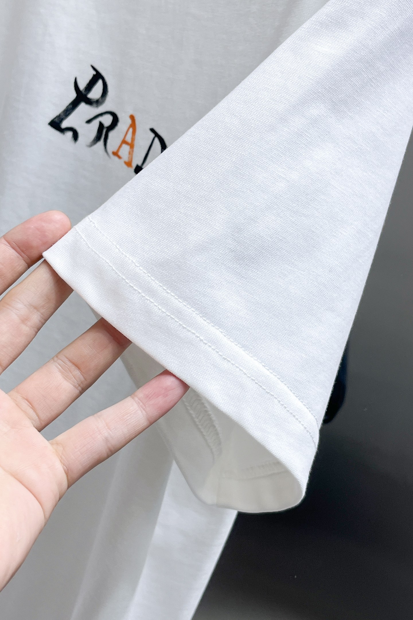  普拉达 高定面料 玉蚕丝般的丝滑 2025春夏新品上市🍃时尚经典圆领短袖👍🏻时尚单品设计，更加时尚舒适