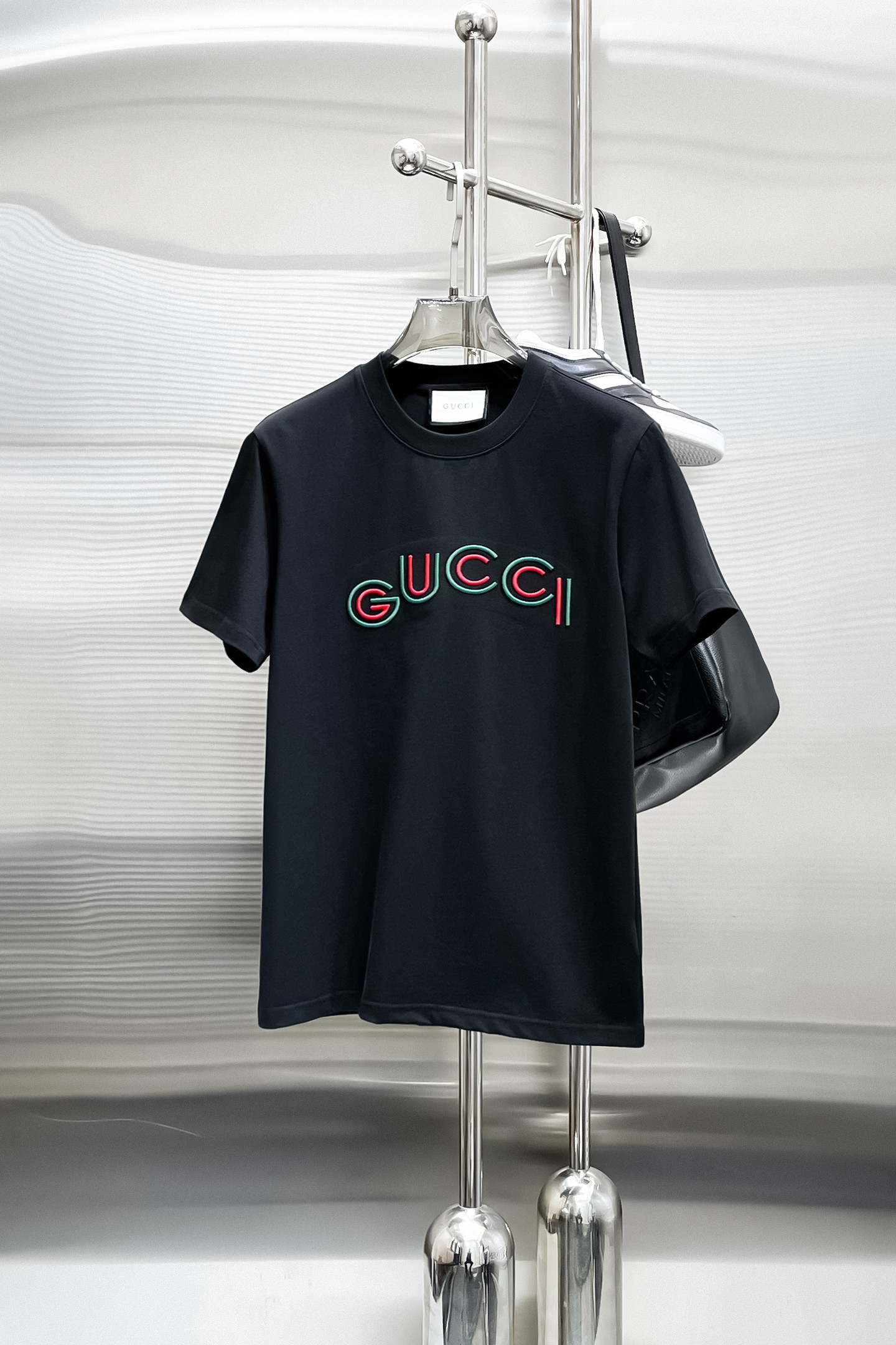   GUCCI古驰 新款短袖 日常出门闭眼搭定制丝光弹力棉面料短袖T恤 魅力在于创造了简约奢华感的时尚,