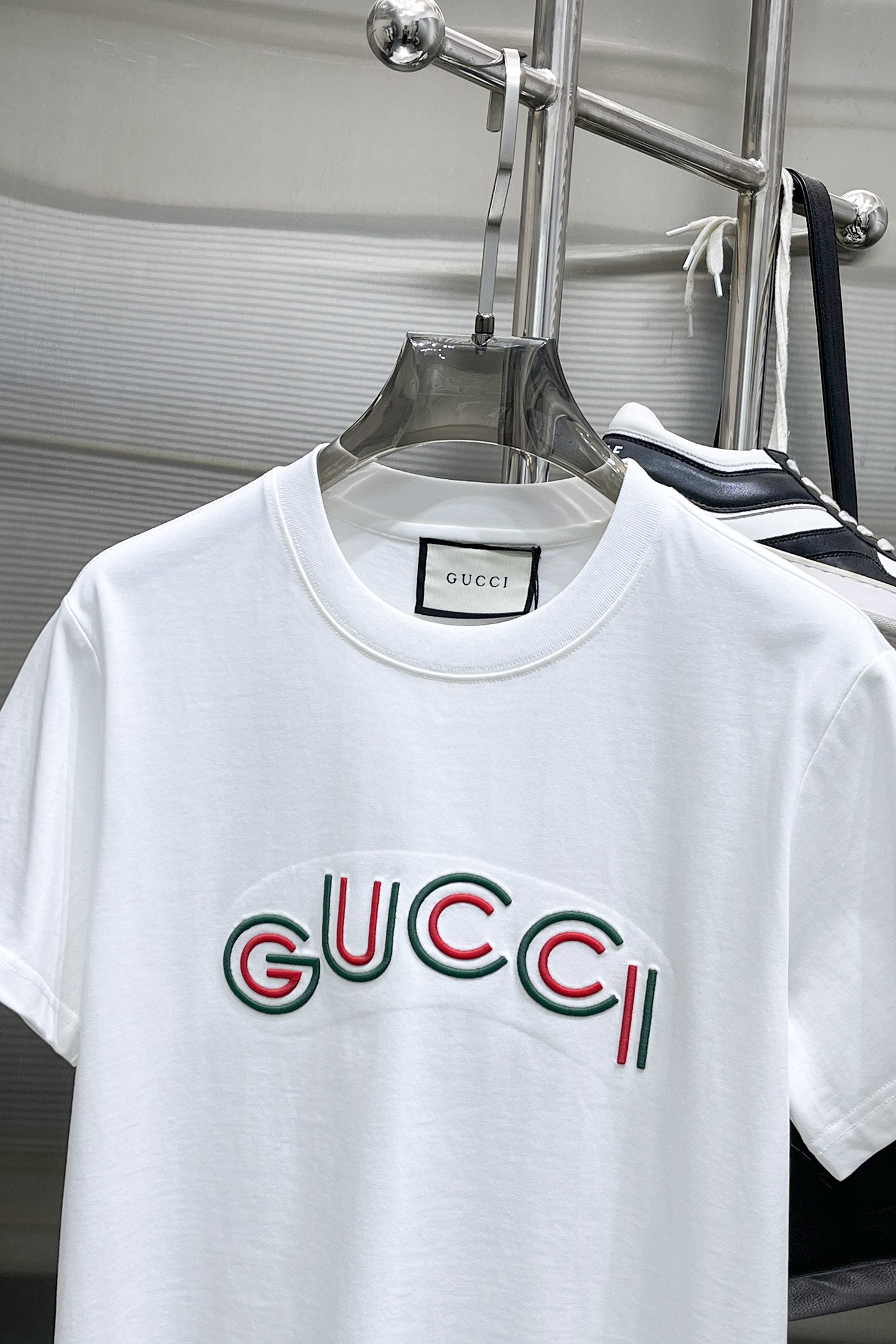   GUCCI古驰 新款短袖 日常出门闭眼搭定制丝光弹力棉面料短袖T恤 魅力在于创造了简约奢华感的时尚,