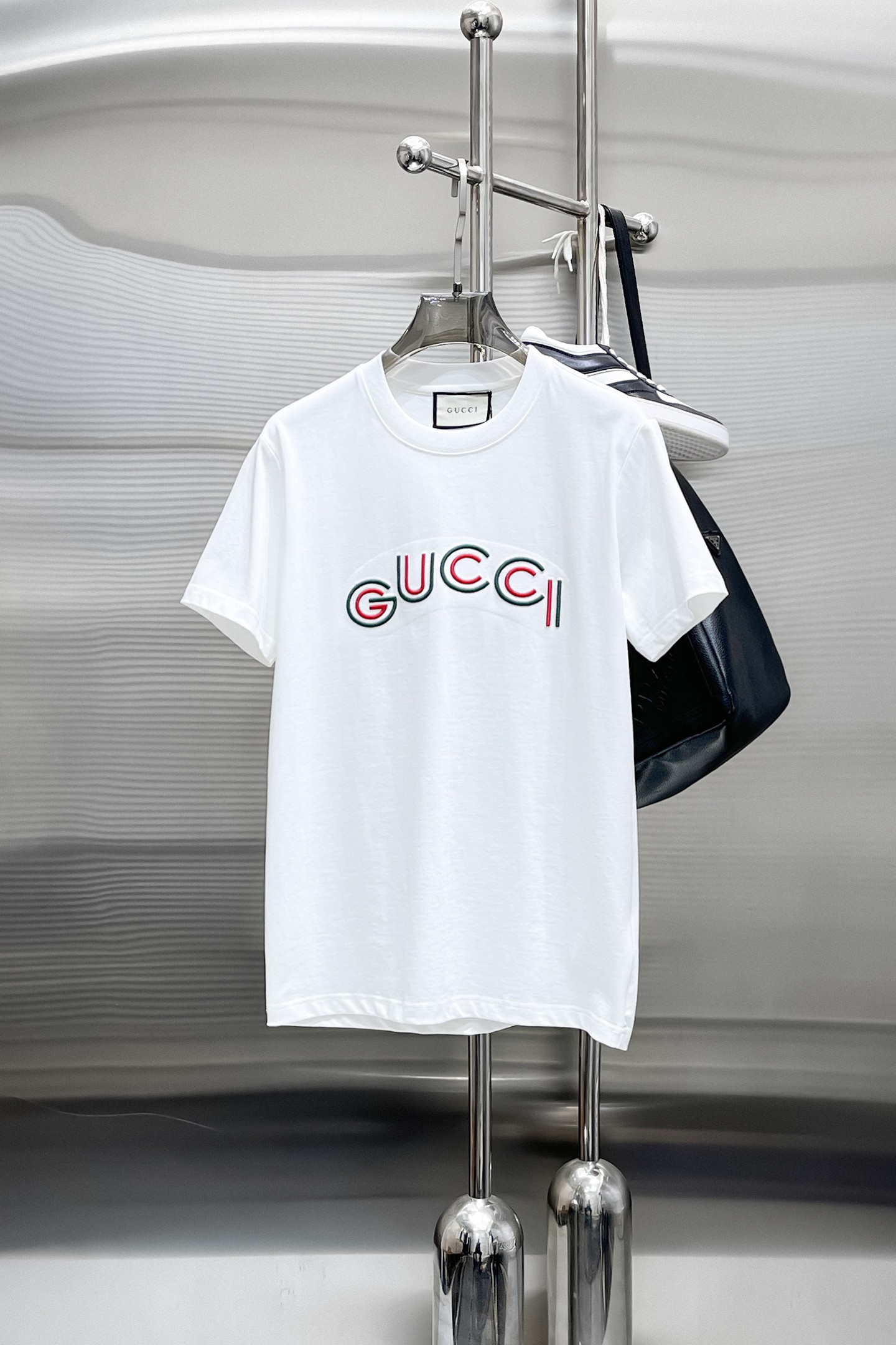   GUCCI古驰 新款短袖 日常出门闭眼搭定制丝光弹力棉面料短袖T恤 魅力在于创造了简约奢华感的时尚,