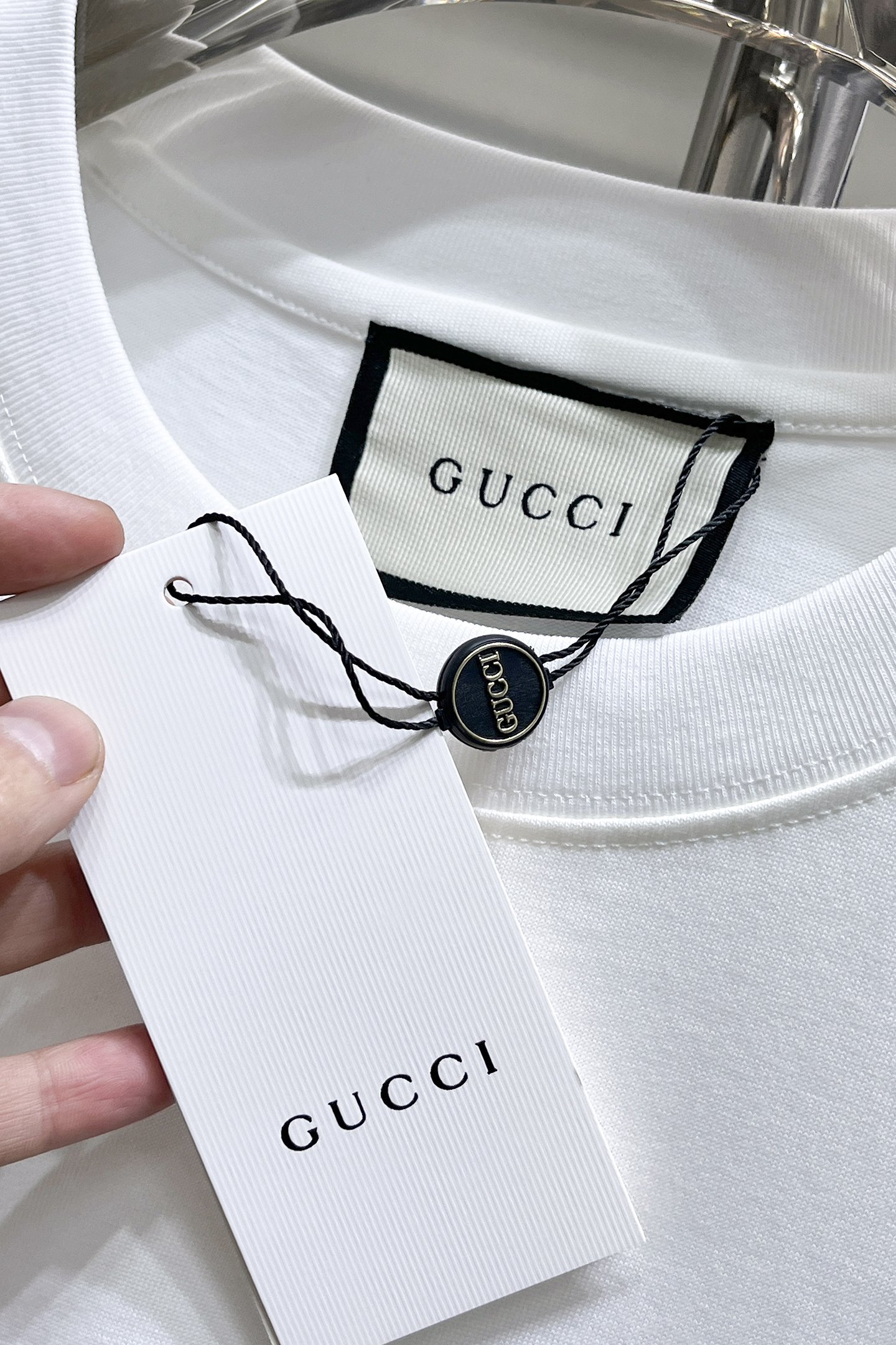   GUCCI古驰 新款短袖 日常出门闭眼搭定制丝光弹力棉面料短袖T恤 魅力在于创造了简约奢华感的时尚,