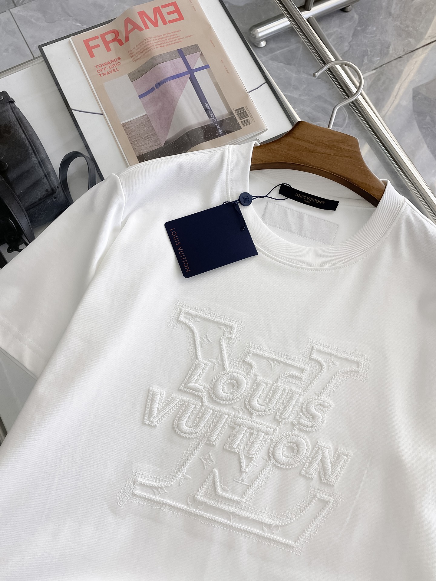  LV 高定面料 玉蚕丝般的丝滑 2025春夏新品上市🍃时尚经典圆领短袖👍🏻时尚单品设计，更加时尚舒适，