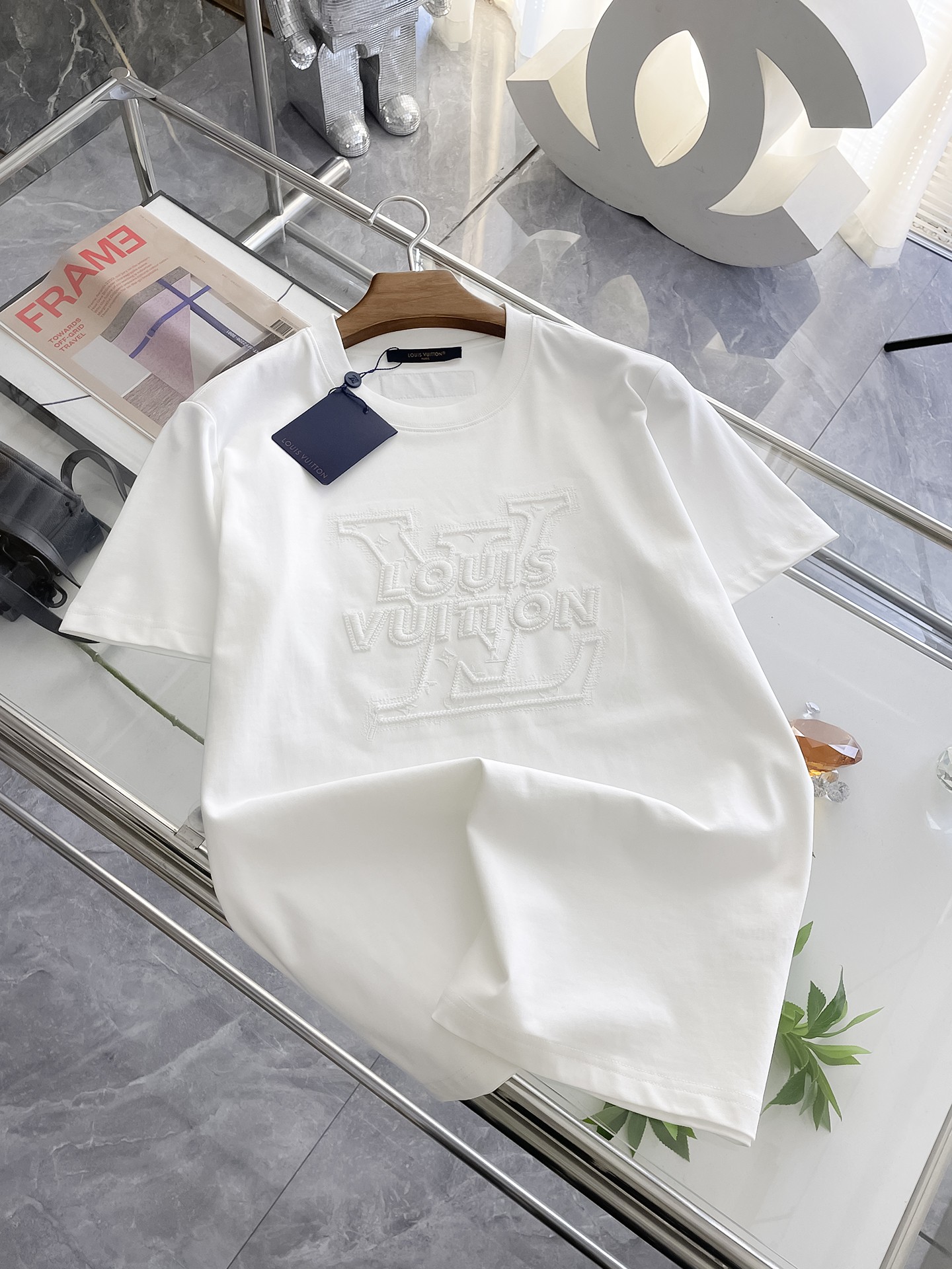  LV 高定面料 玉蚕丝般的丝滑 2025春夏新品上市🍃时尚经典圆领短袖👍🏻时尚单品设计，更加时尚舒适，