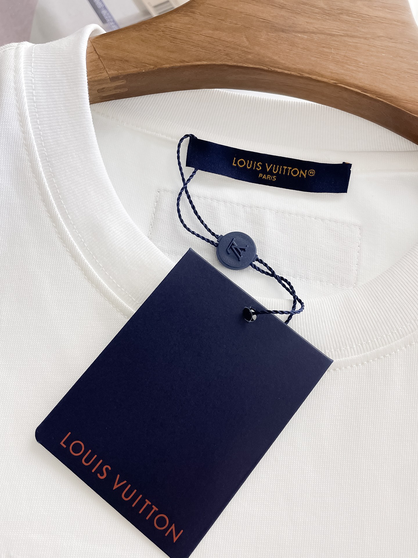  LV 高定面料 玉蚕丝般的丝滑 2025春夏新品上市🍃时尚经典圆领短袖👍🏻时尚单品设计，更加时尚舒适，