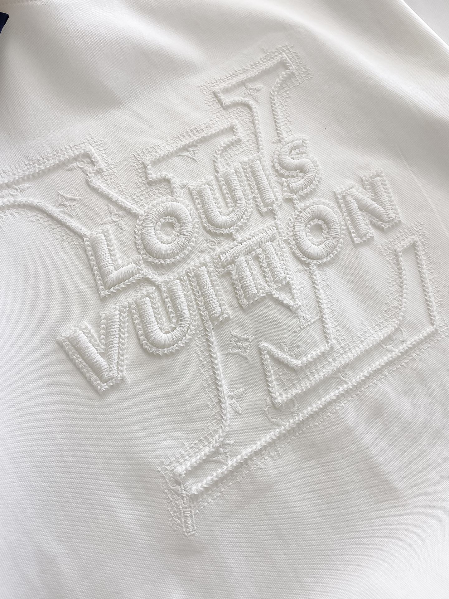  LV 高定面料 玉蚕丝般的丝滑 2025春夏新品上市🍃时尚经典圆领短袖👍🏻时尚单品设计，更加时尚舒适，