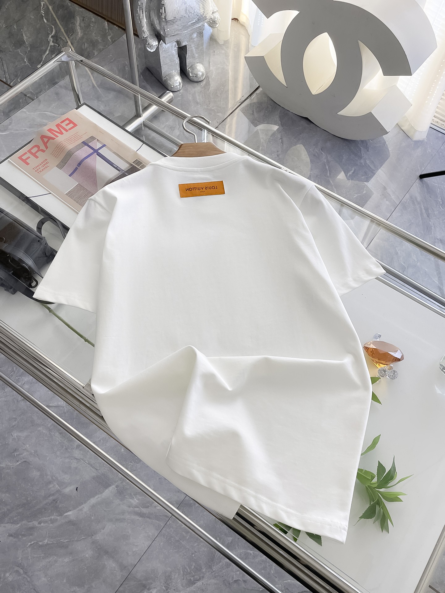  LV 高定面料 玉蚕丝般的丝滑 2025春夏新品上市🍃时尚经典圆领短袖👍🏻时尚单品设计，更加时尚舒适，