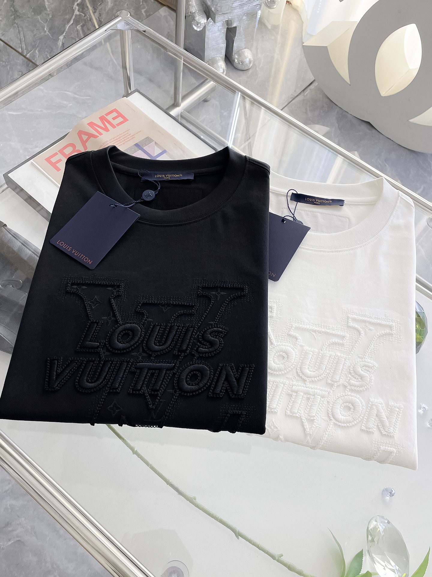  LV 高定面料 玉蚕丝般的丝滑 2025春夏新品上市🍃时尚经典圆领短袖👍🏻时尚单品设计，更加时尚舒适，
