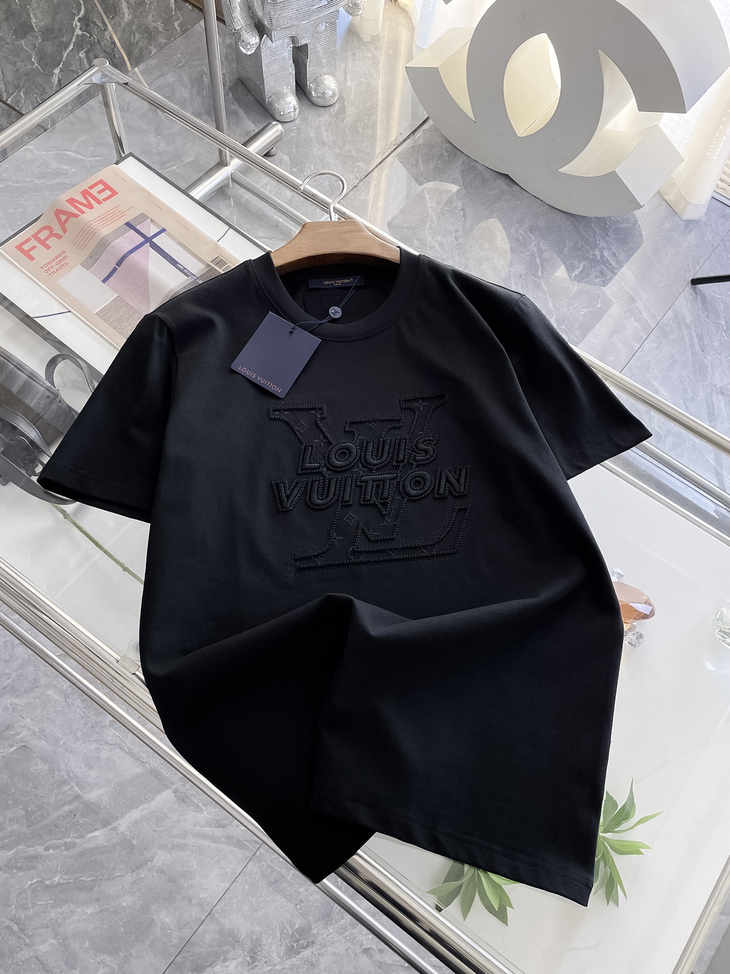  LV 高定面料 玉蚕丝般的丝滑 2025春夏新品上市🍃时尚经典圆领短袖👍🏻时尚单品设计，更加时尚舒适，