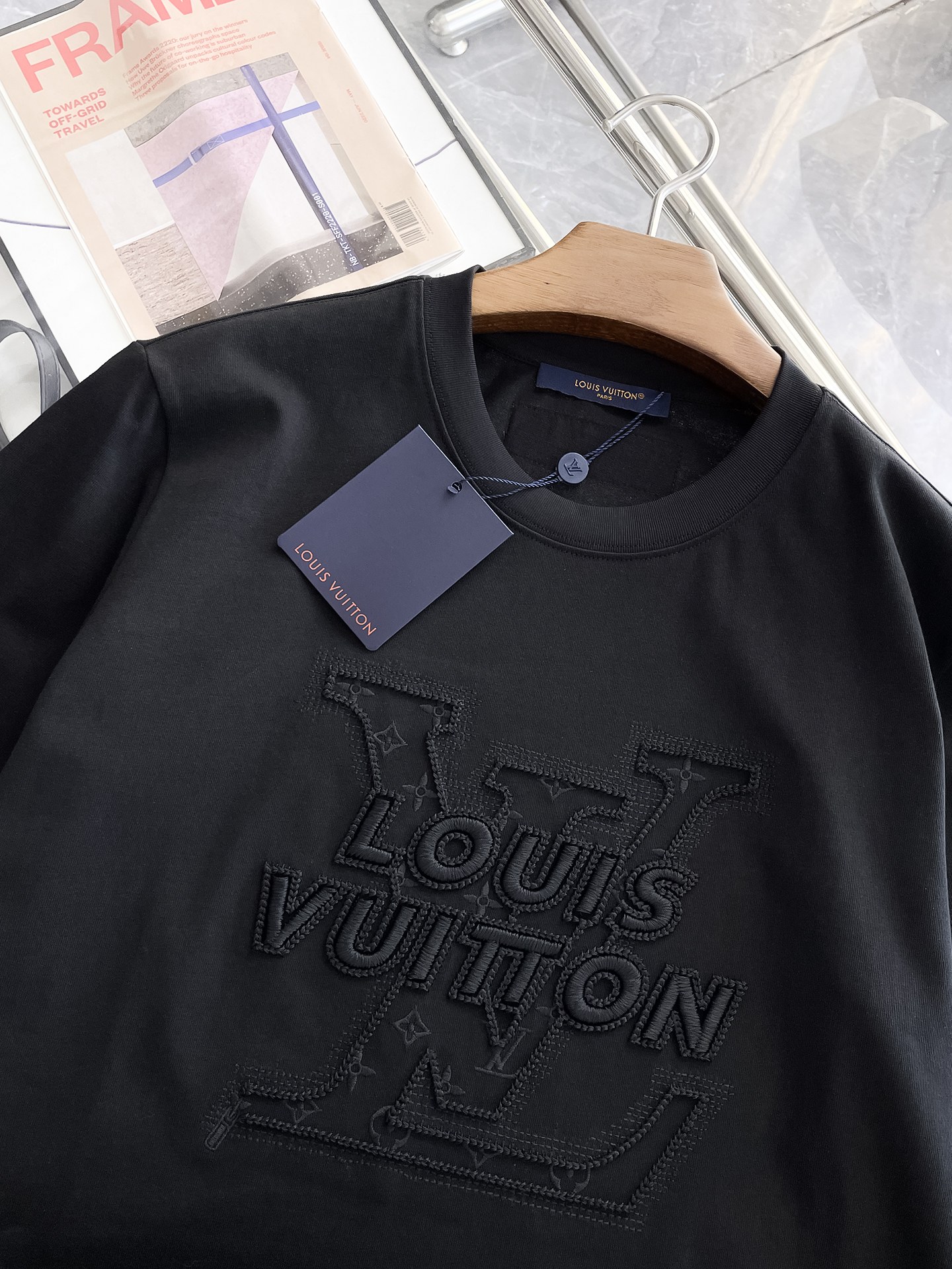  LV 高定面料 玉蚕丝般的丝滑 2025春夏新品上市🍃时尚经典圆领短袖👍🏻时尚单品设计，更加时尚舒适，