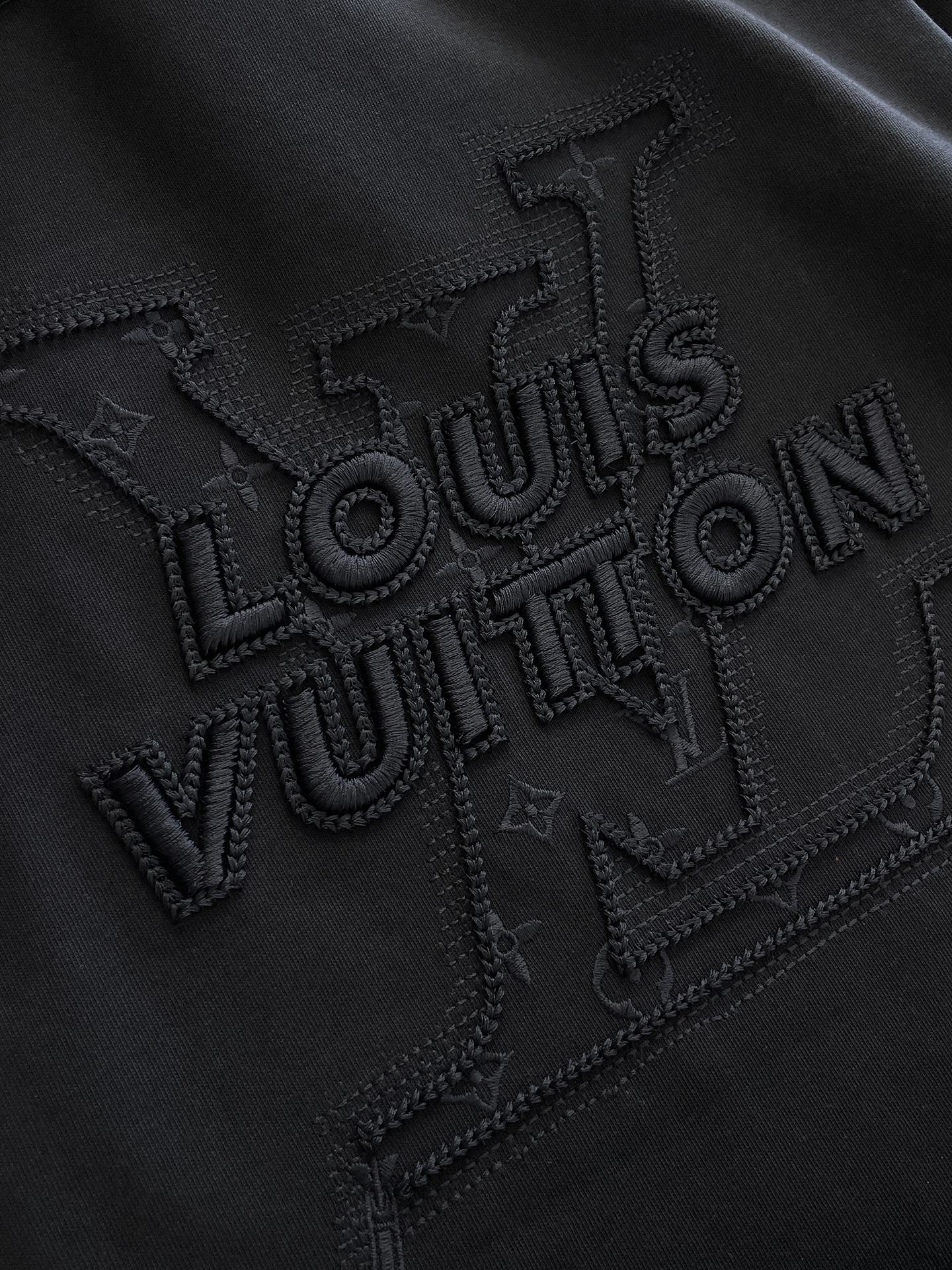  LV 高定面料 玉蚕丝般的丝滑 2025春夏新品上市🍃时尚经典圆领短袖👍🏻时尚单品设计，更加时尚舒适，