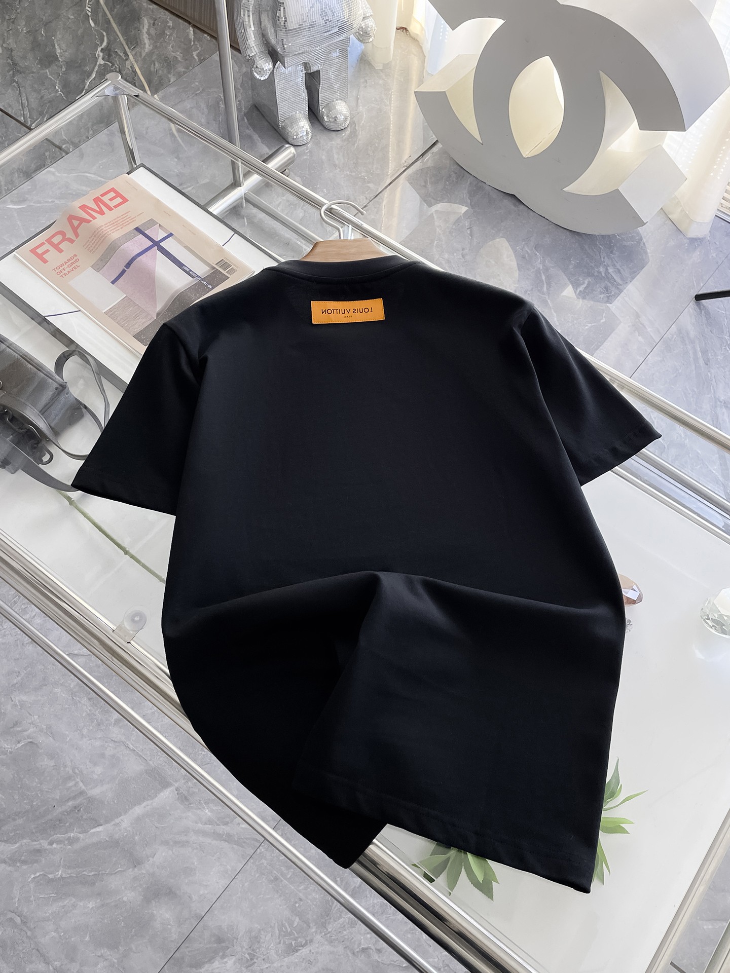  LV 高定面料 玉蚕丝般的丝滑 2025春夏新品上市🍃时尚经典圆领短袖👍🏻时尚单品设计，更加时尚舒适，