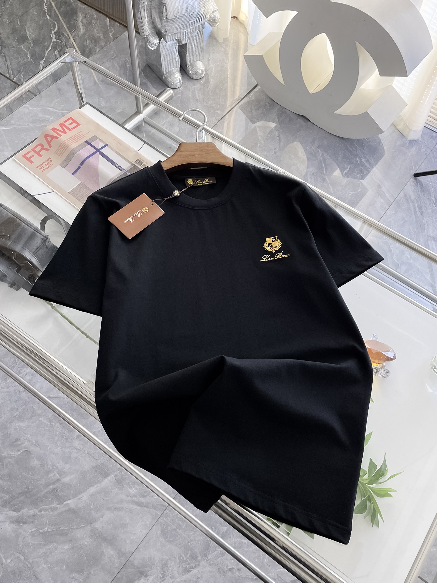  LP 高定面料 玉蚕丝般的丝滑 2025春夏新品上市🍃时尚经典圆领短袖👍🏻时尚单品设计，更加时尚舒适，